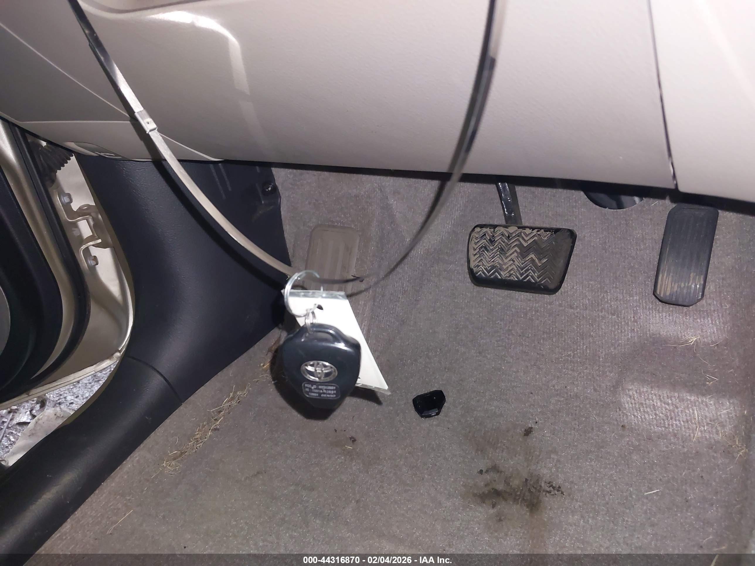 TOYOTA RAV4 image 11