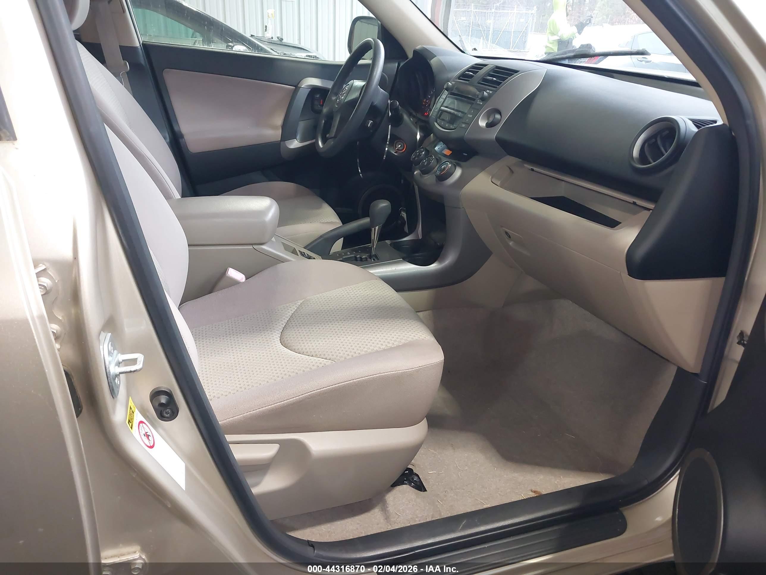 TOYOTA RAV4 image 5
