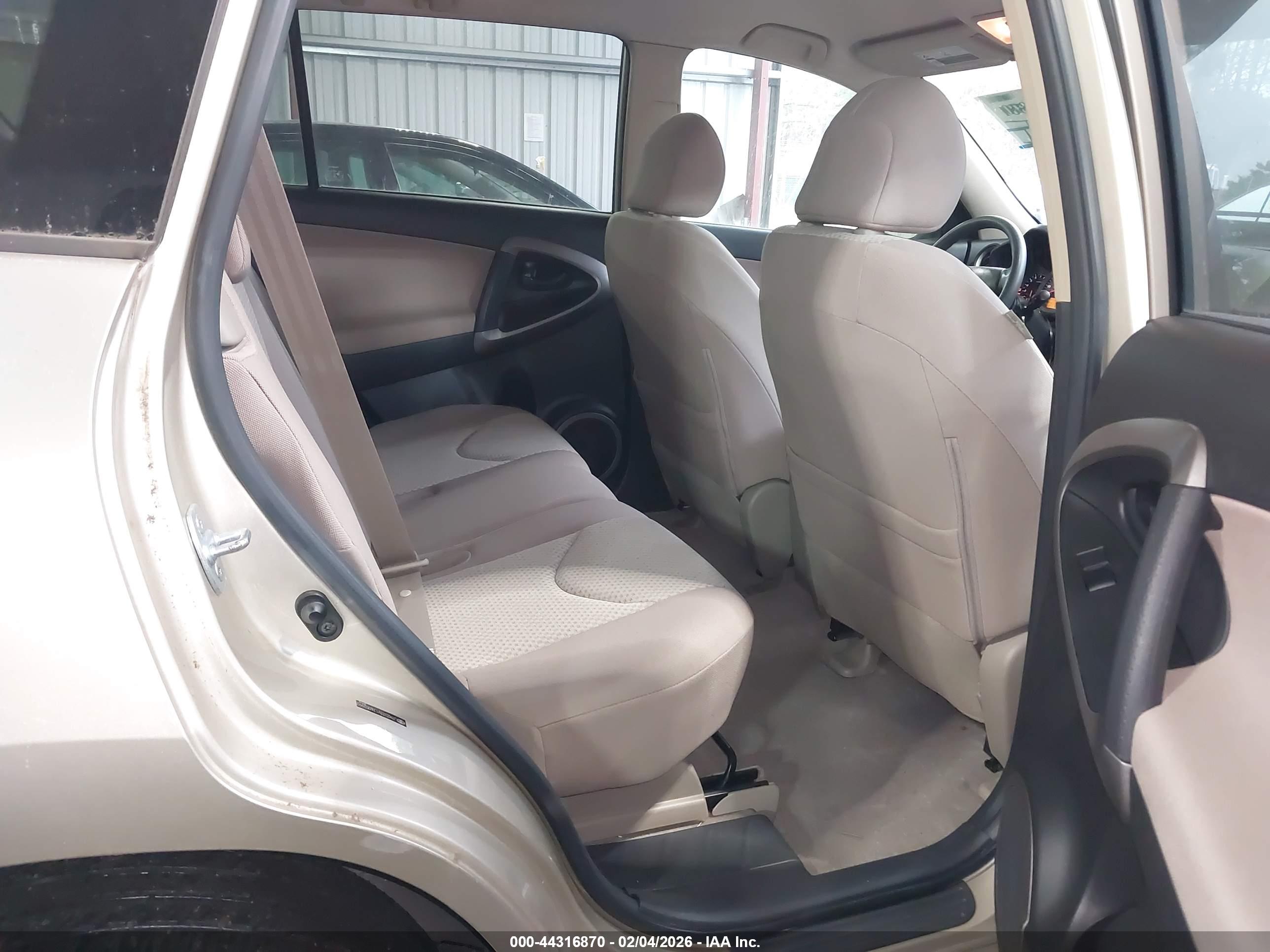 TOYOTA RAV4 image 8