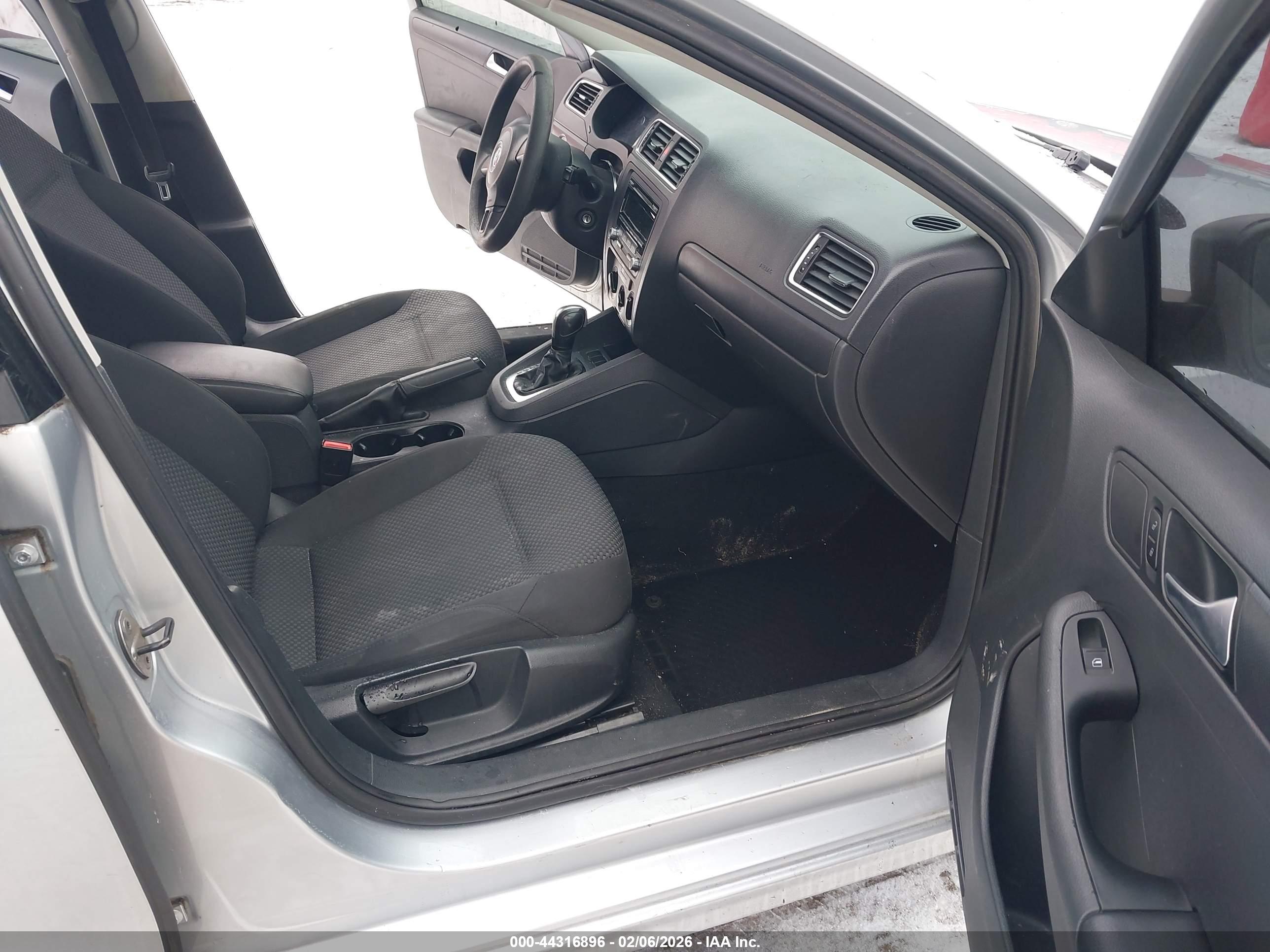 VOLKSWAGEN JETTA image 5