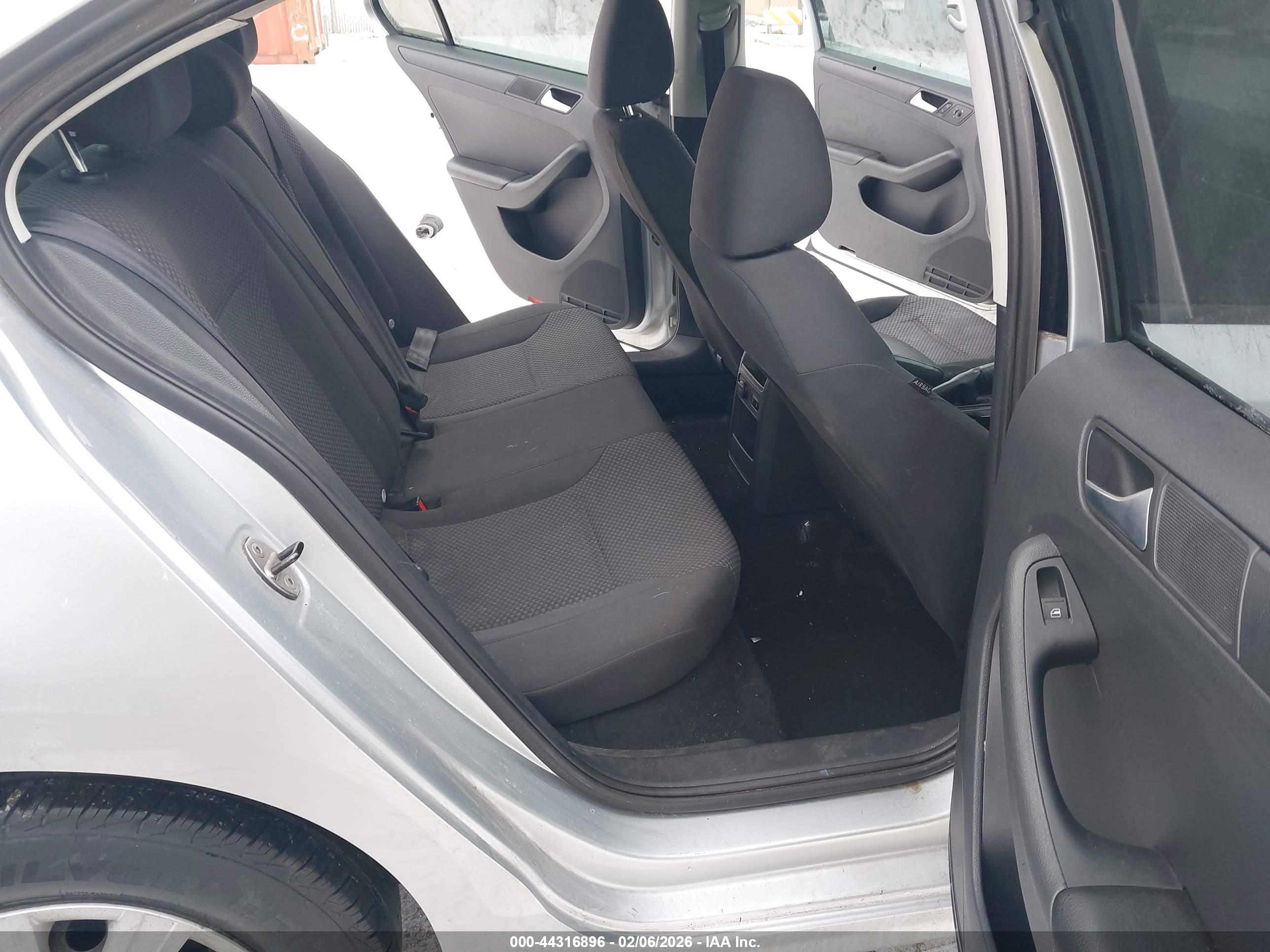 VOLKSWAGEN JETTA image 8