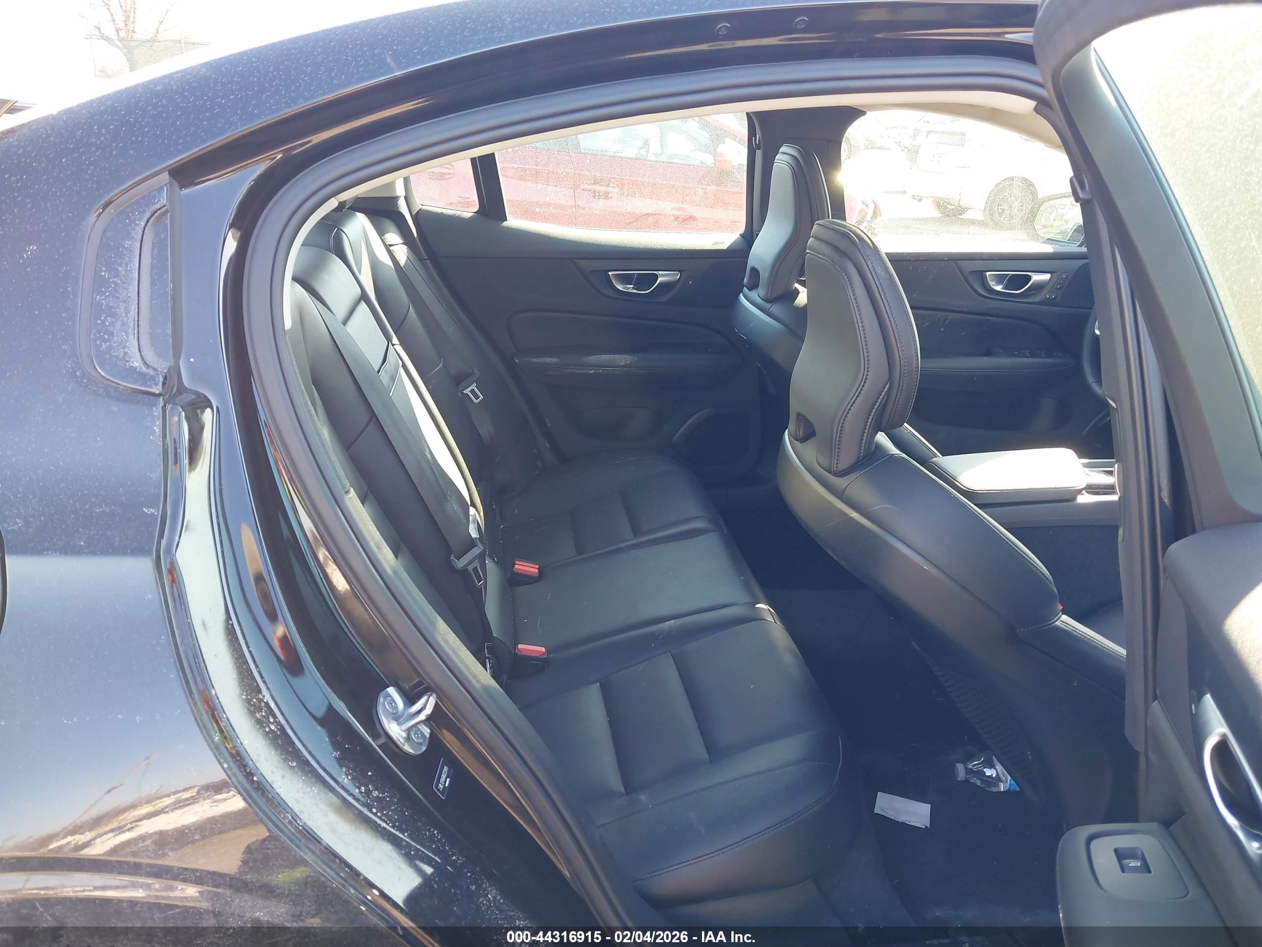 VOLVO S60 image 8