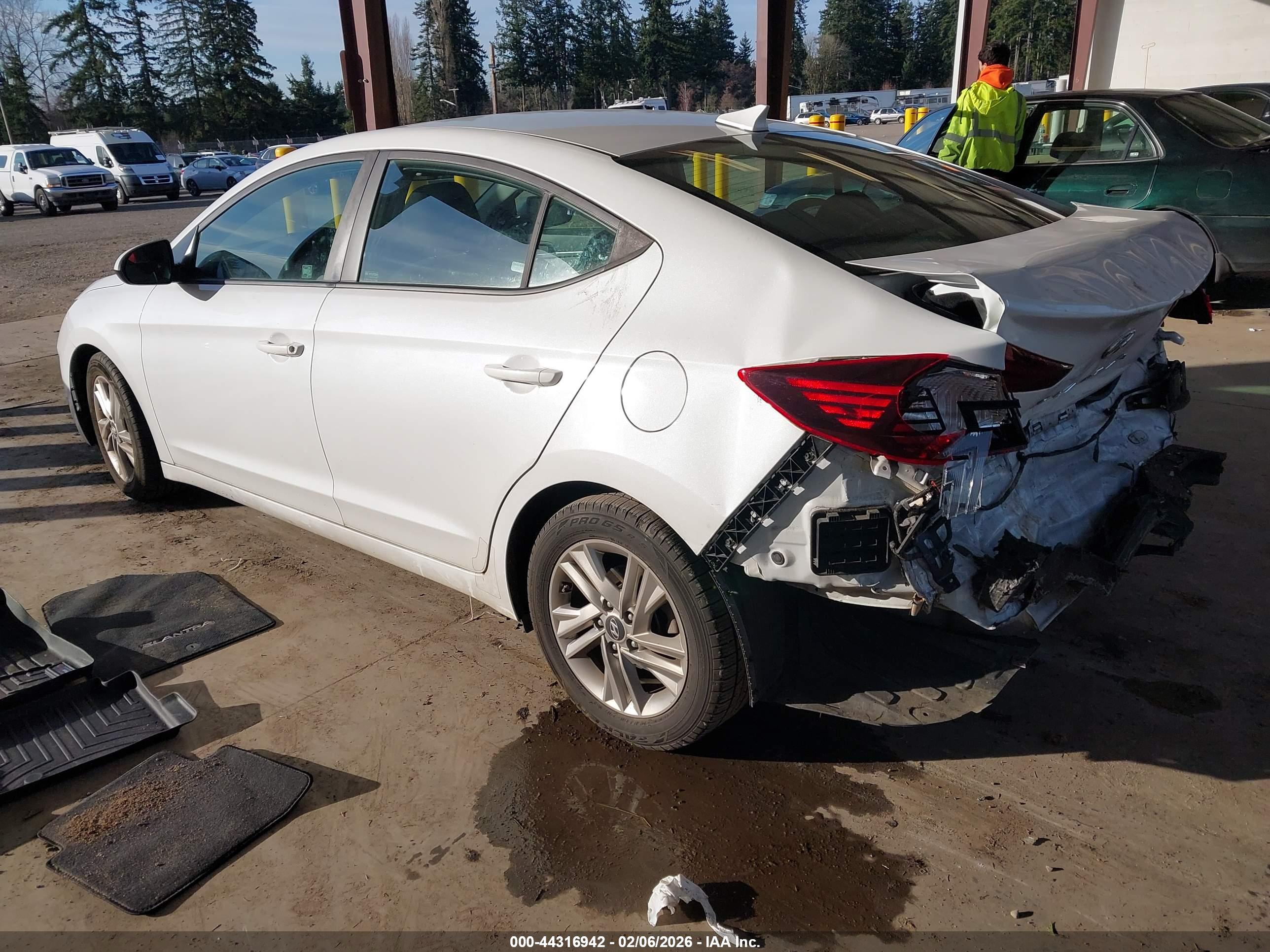 HYUNDAI ELANTRA image 3