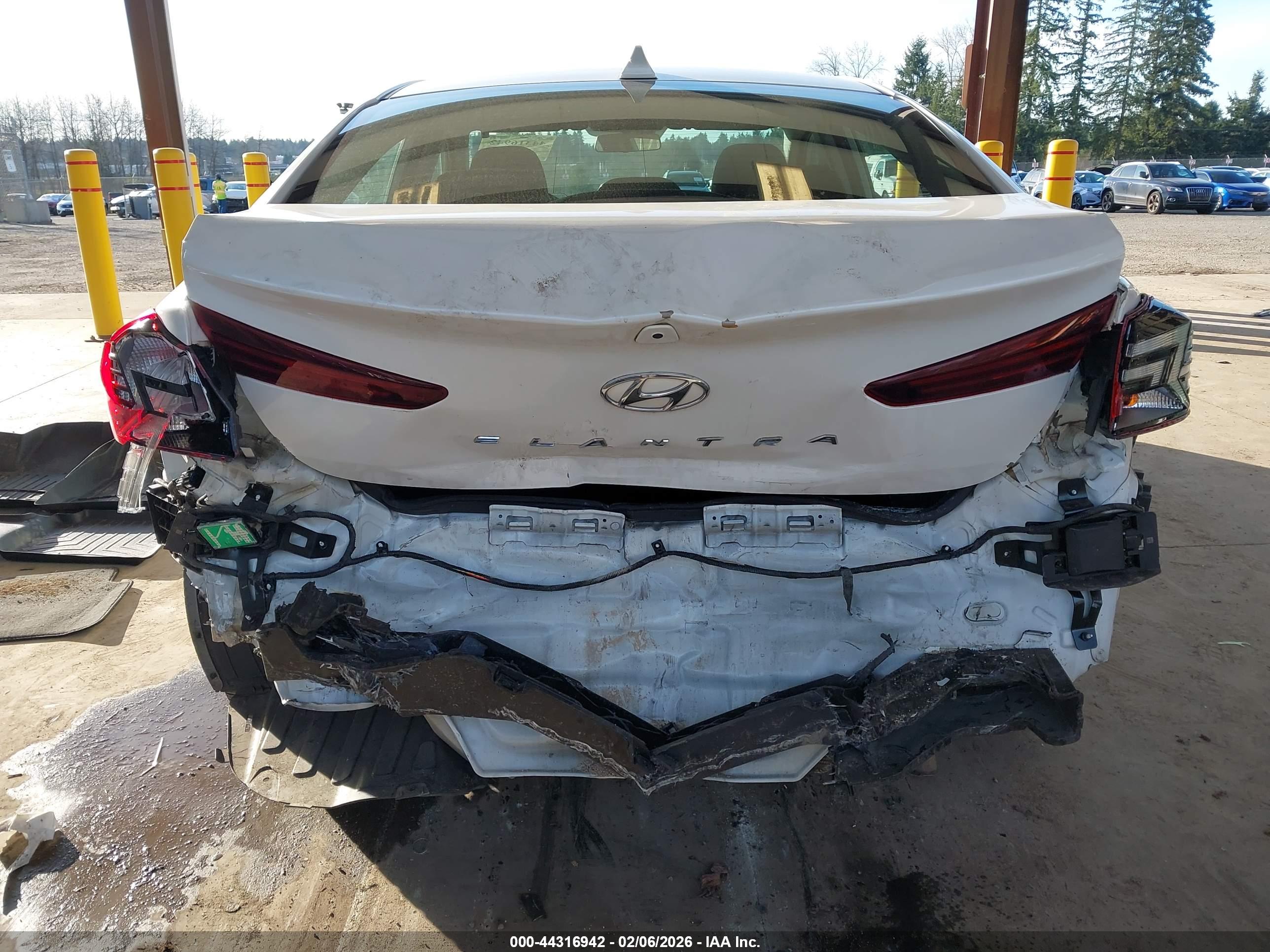 HYUNDAI ELANTRA image 6