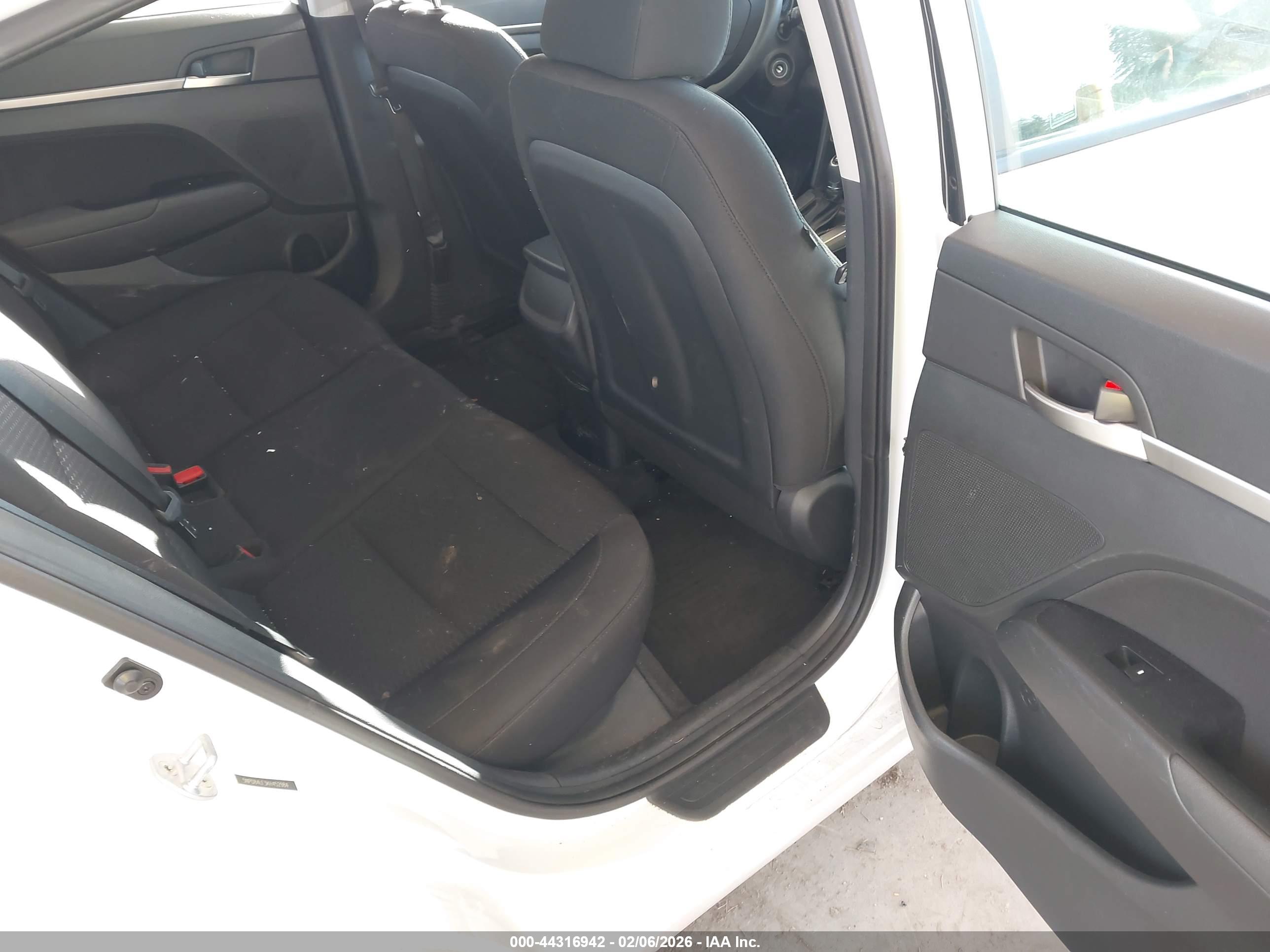 HYUNDAI ELANTRA image 8