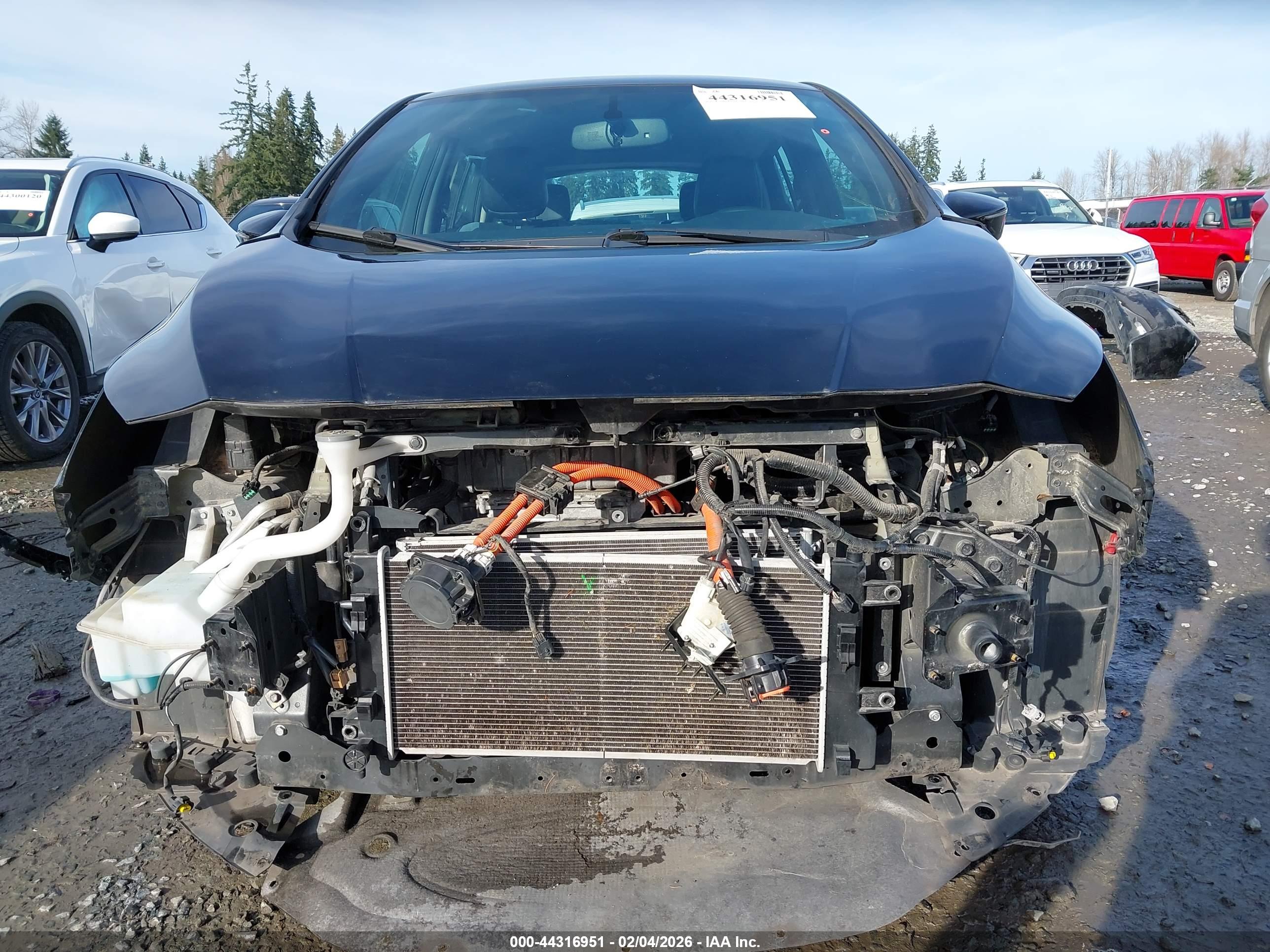 NISSAN LEAF image 6