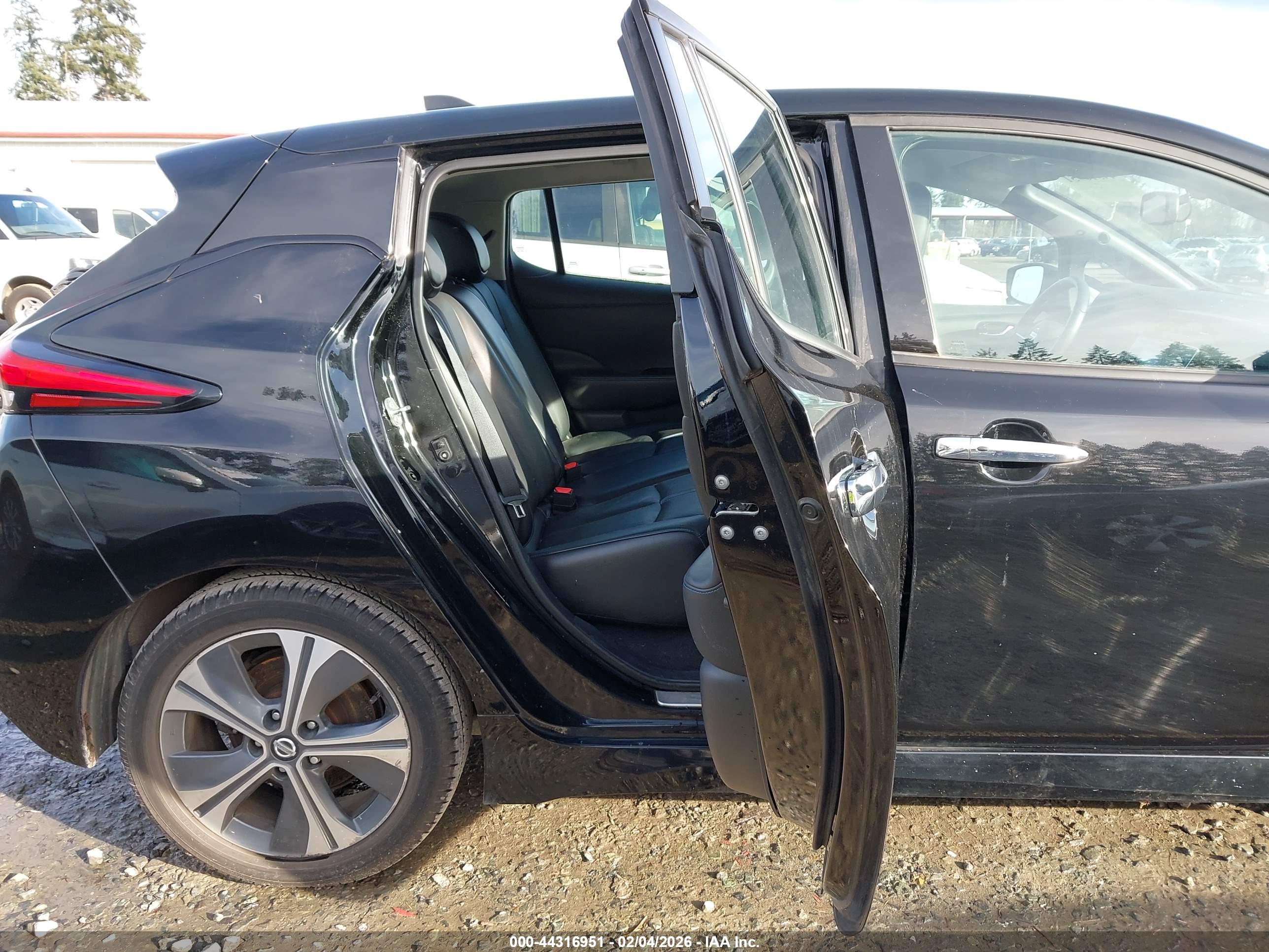 NISSAN LEAF image 8