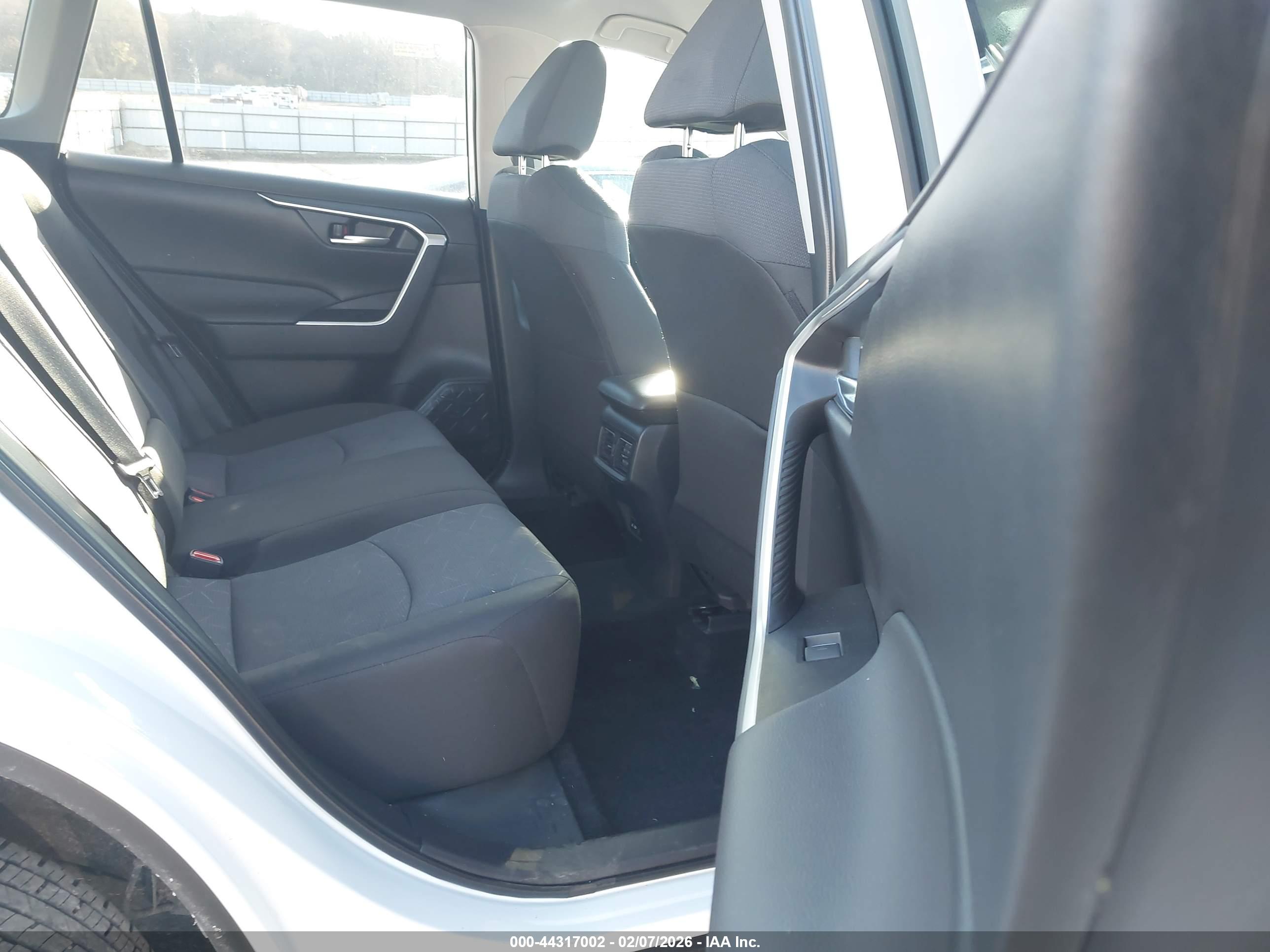 TOYOTA RAV4 image 8