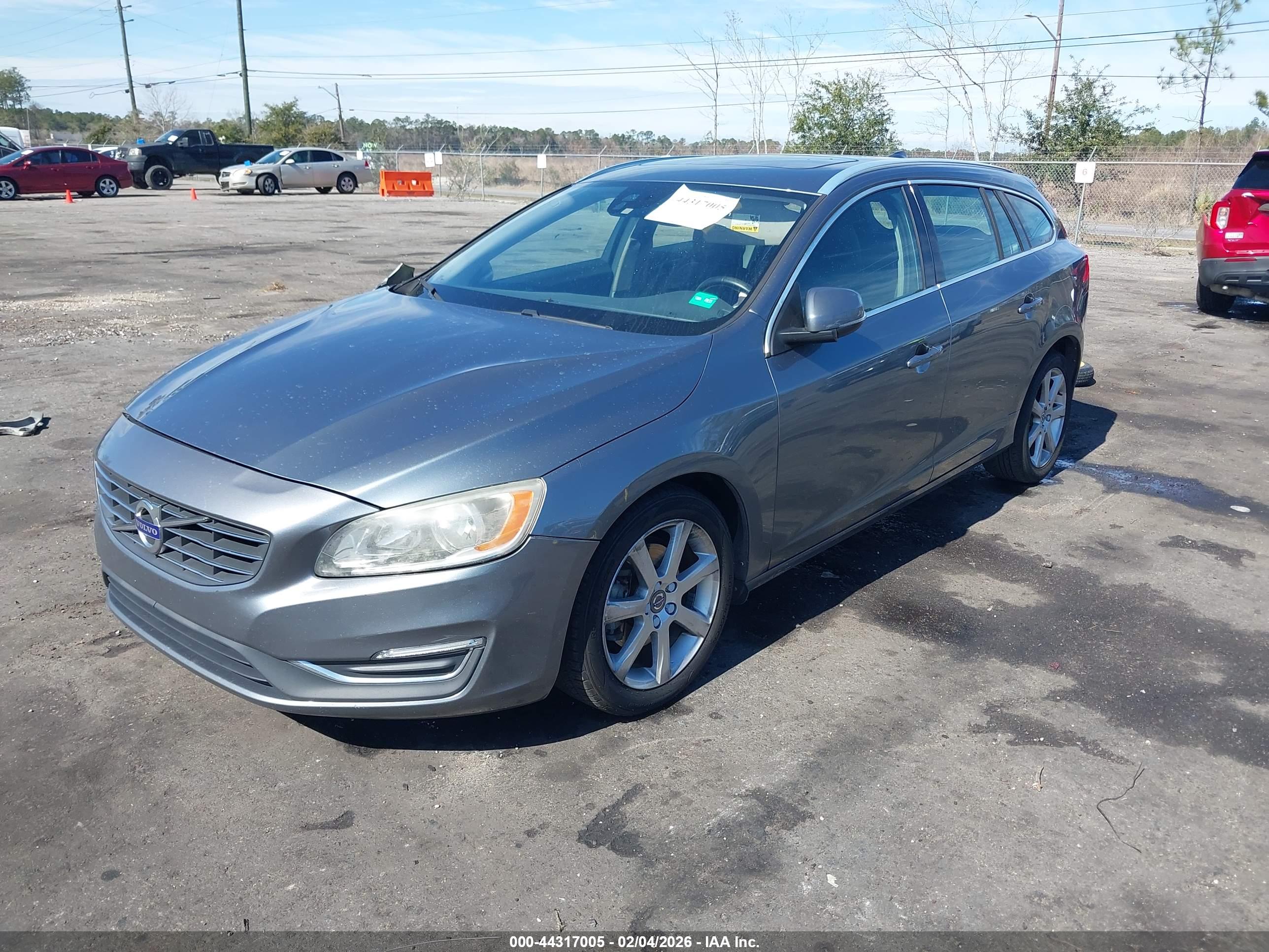 VOLVO V60 image 2