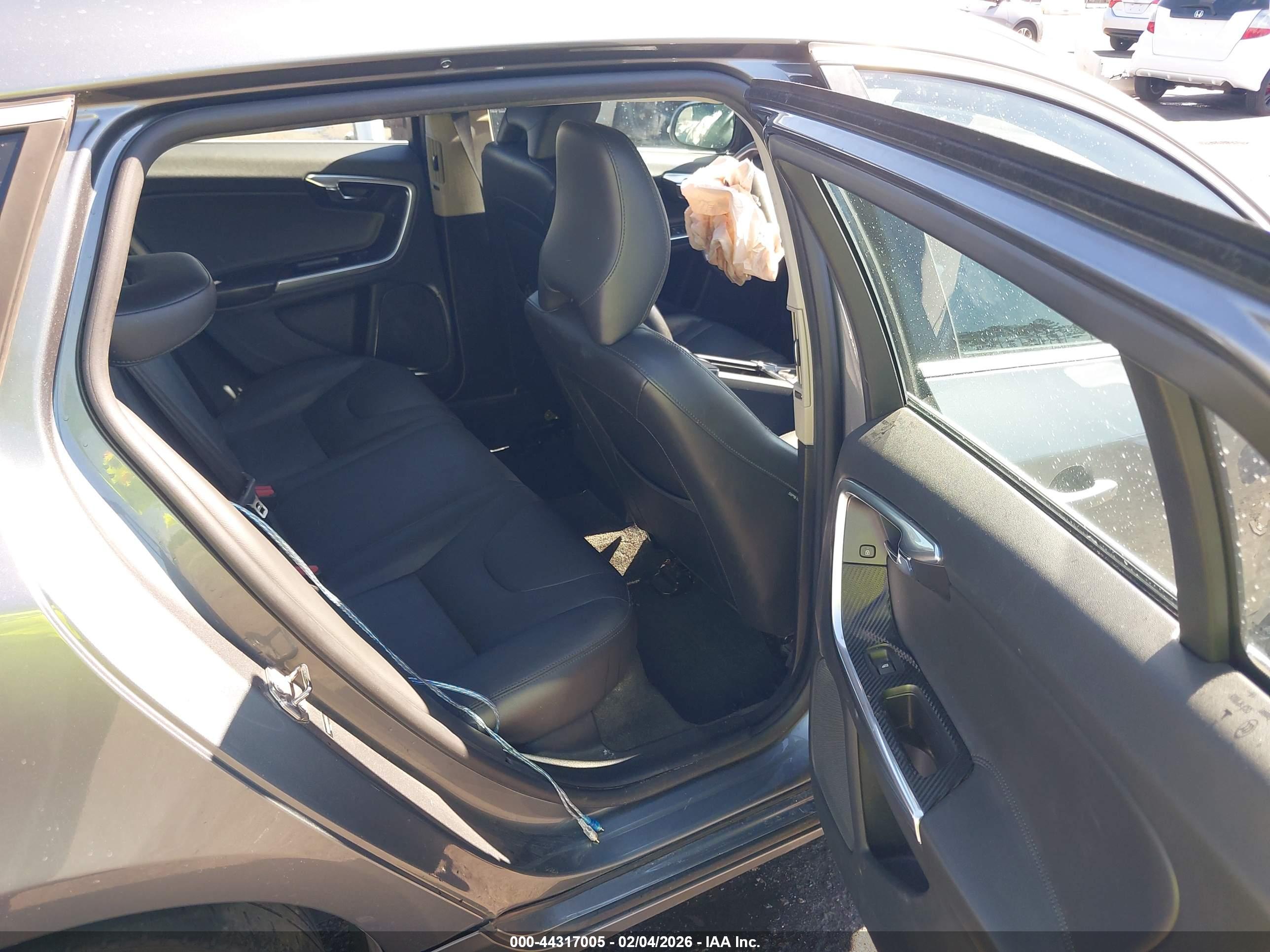 VOLVO V60 image 8