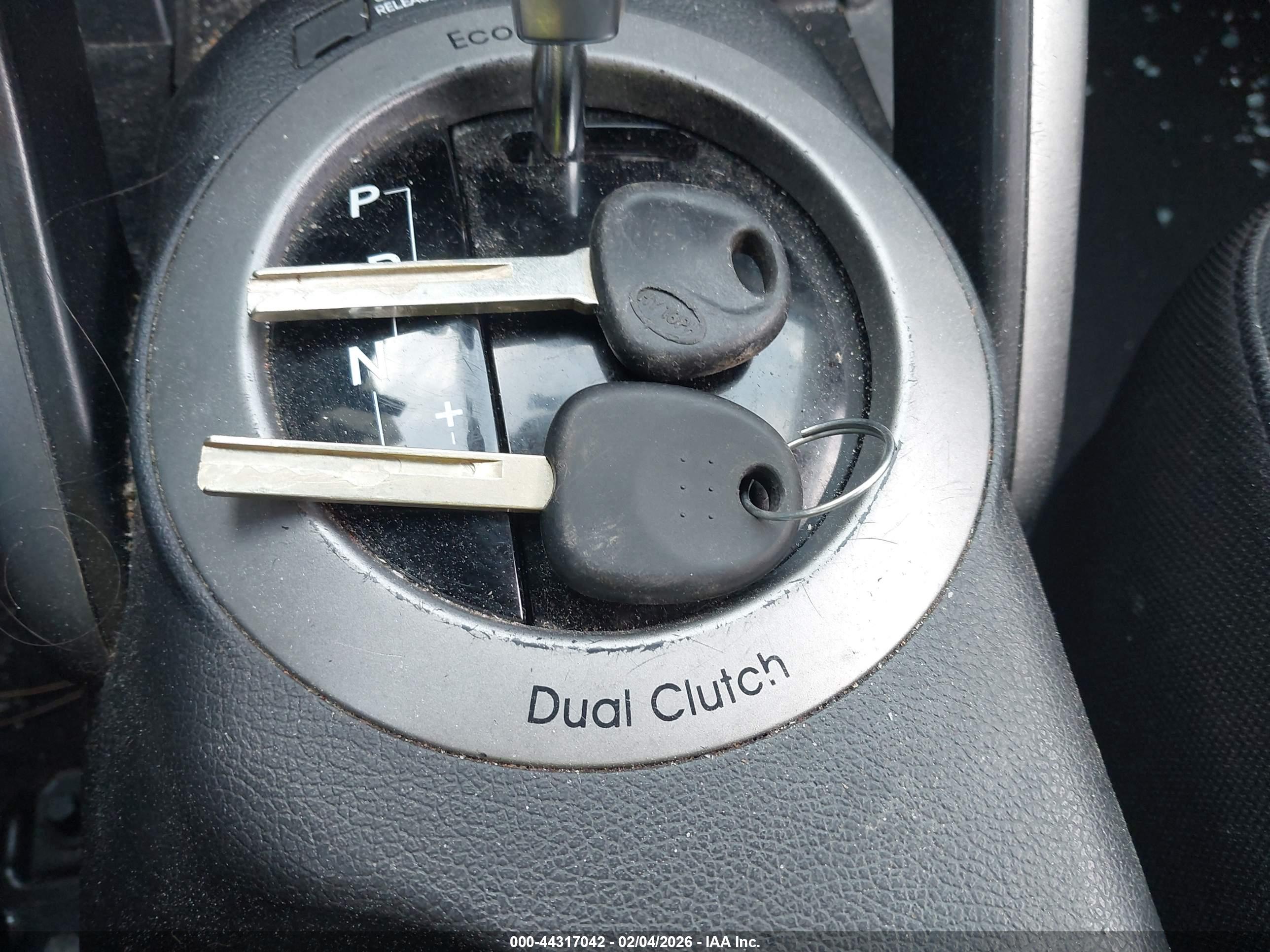 HYUNDAI VELOSTER image 11