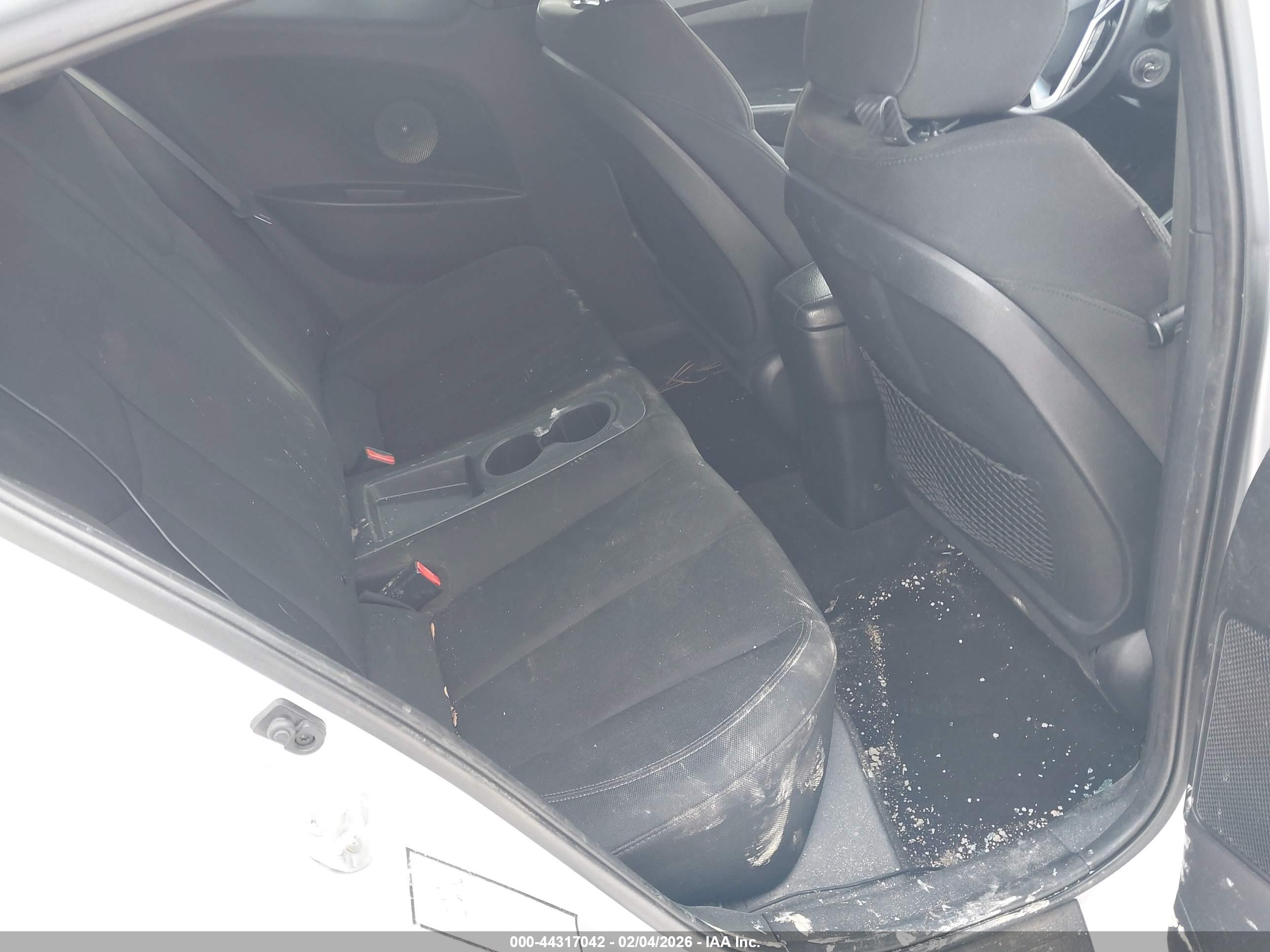 HYUNDAI VELOSTER image 8