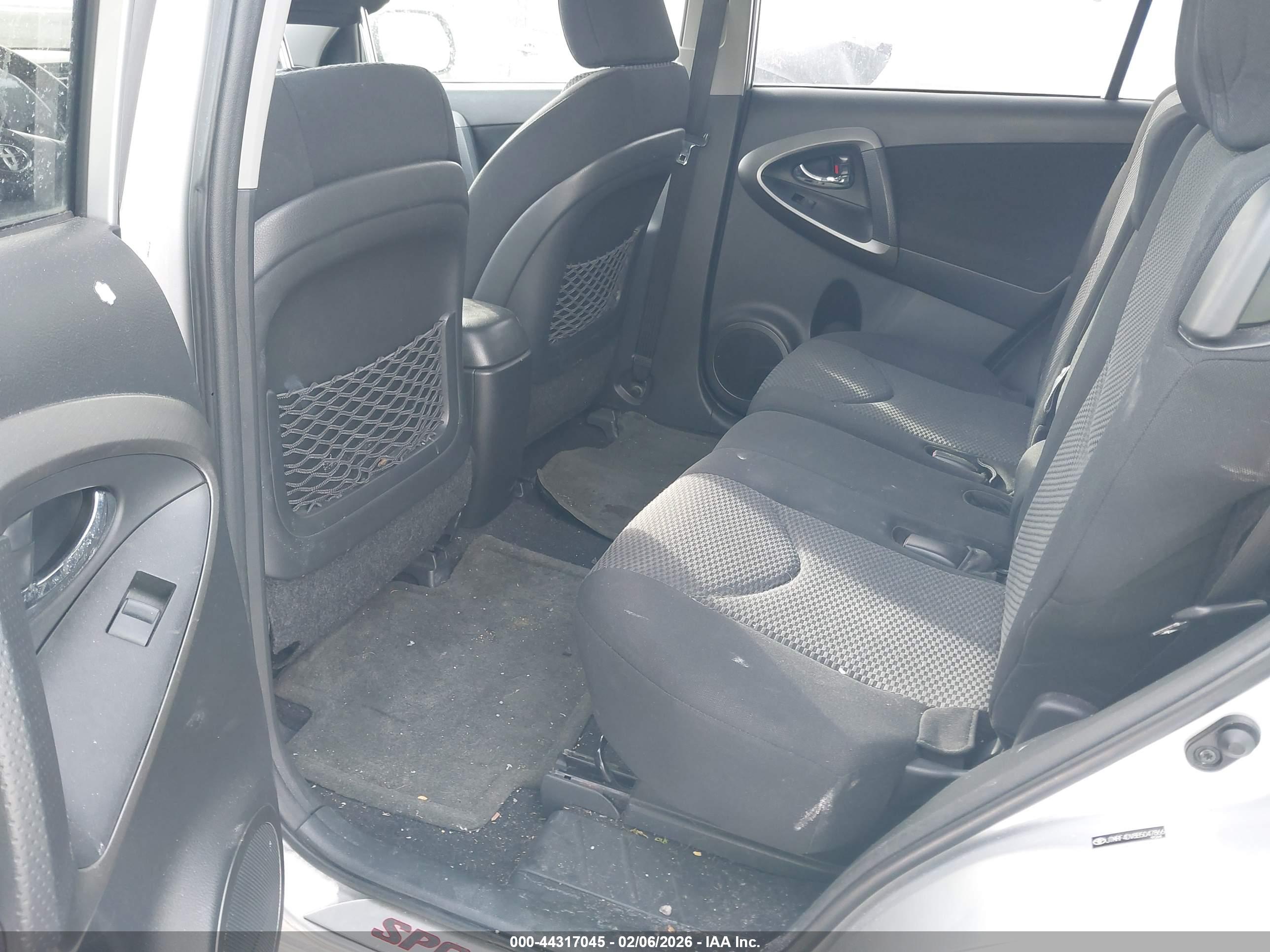 TOYOTA RAV4 image 8
