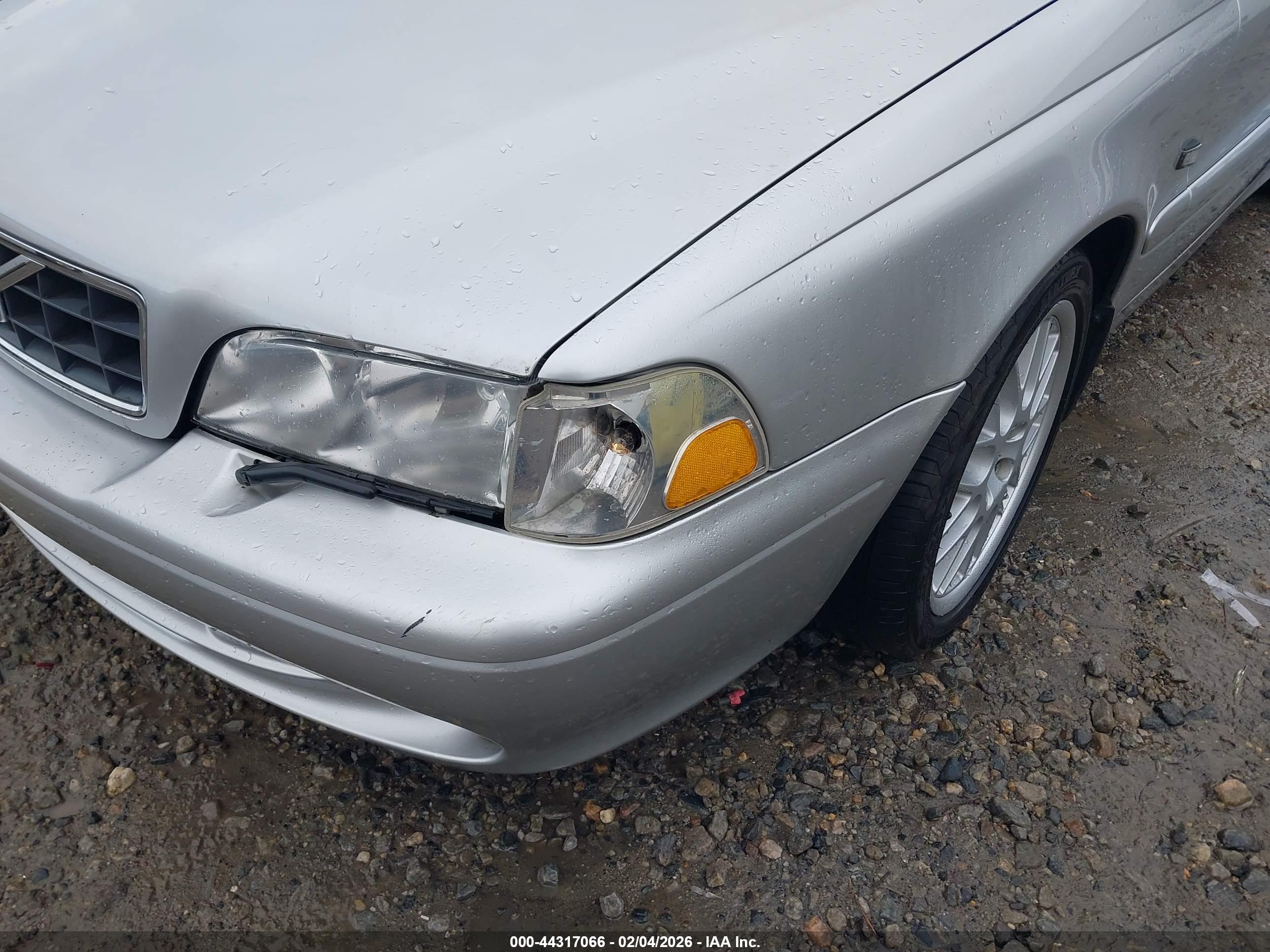 VOLVO C70 image 6