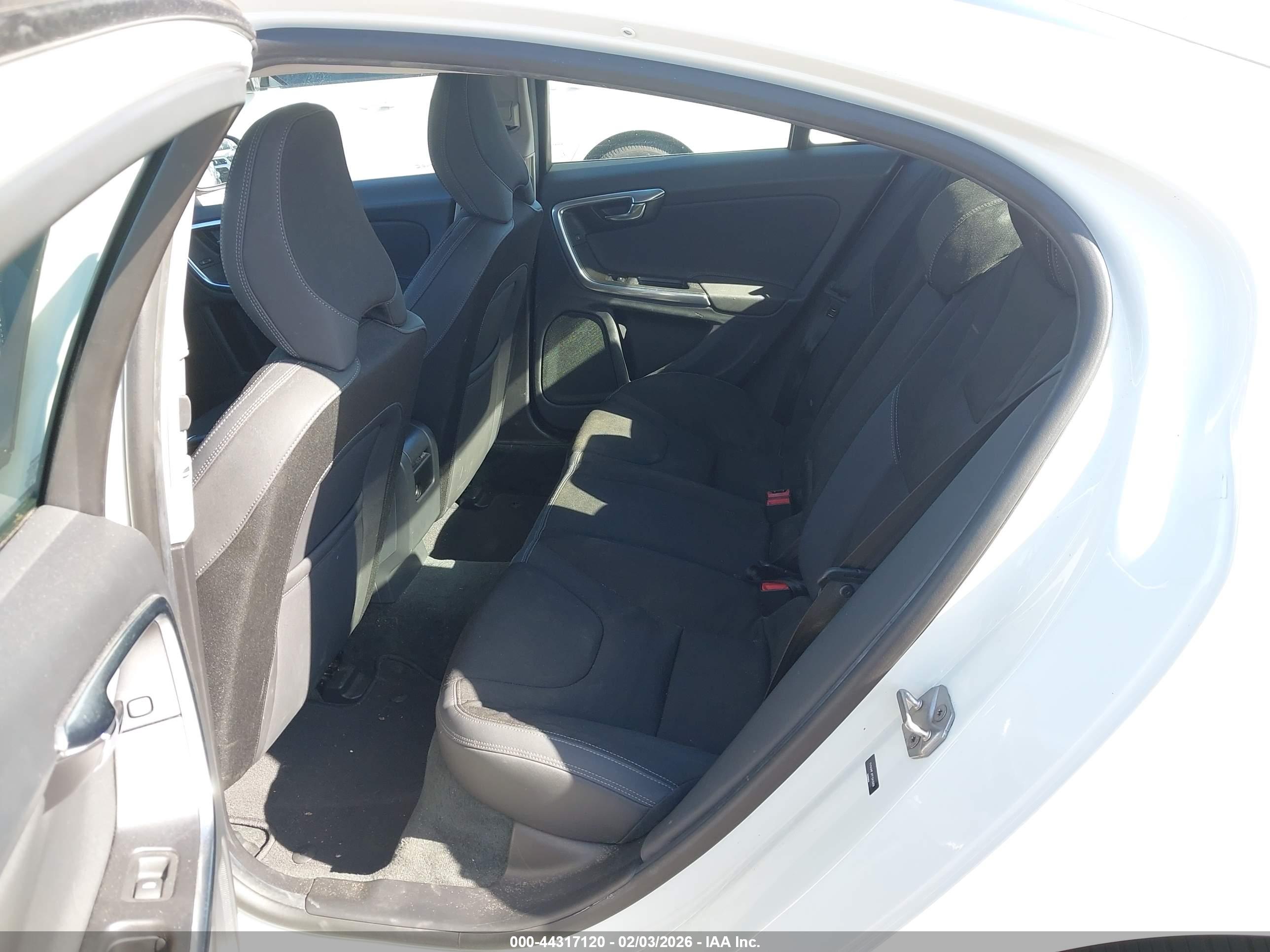 VOLVO S60 image 8