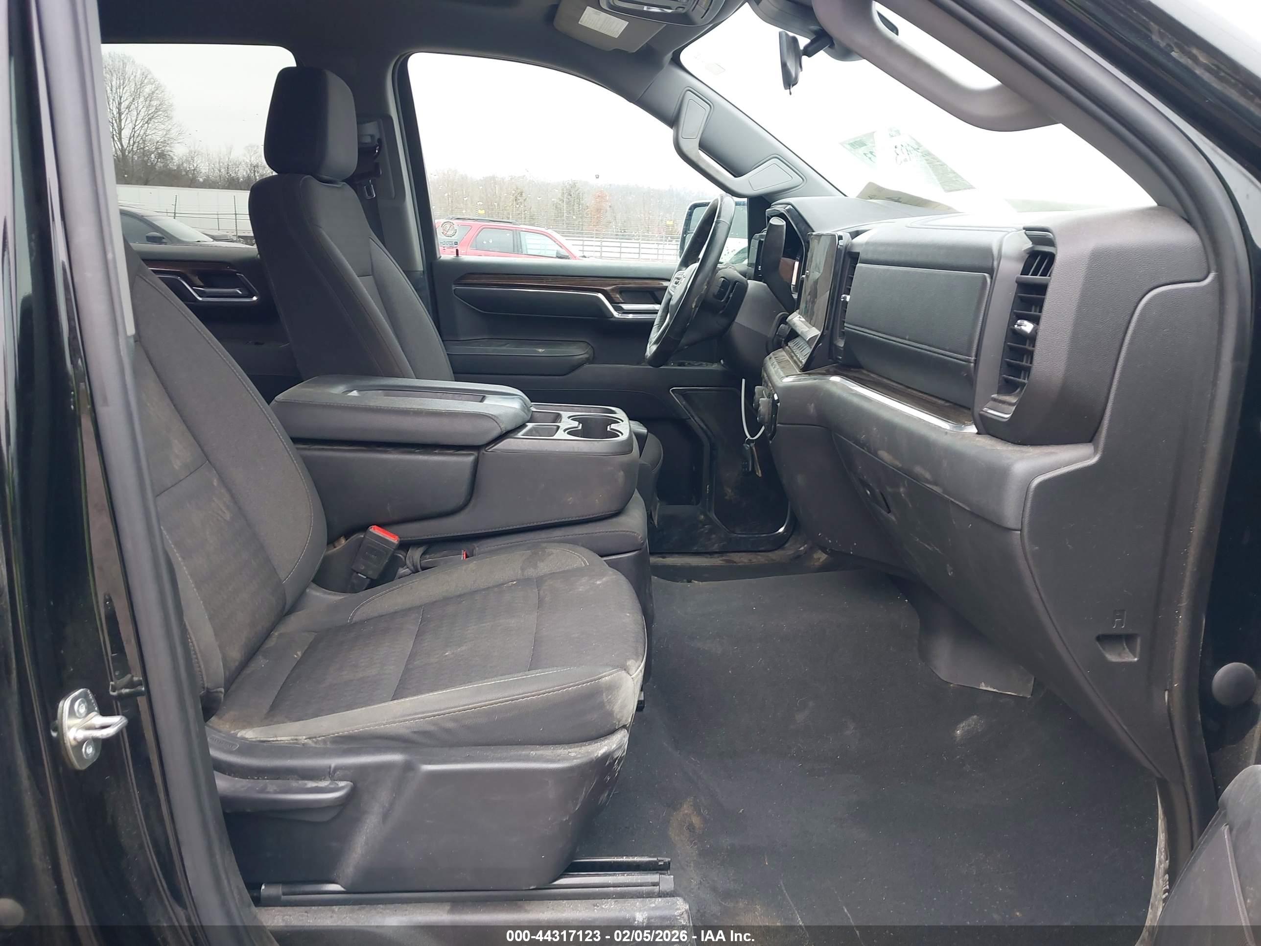 CHEVROLET SILVERADO image 5