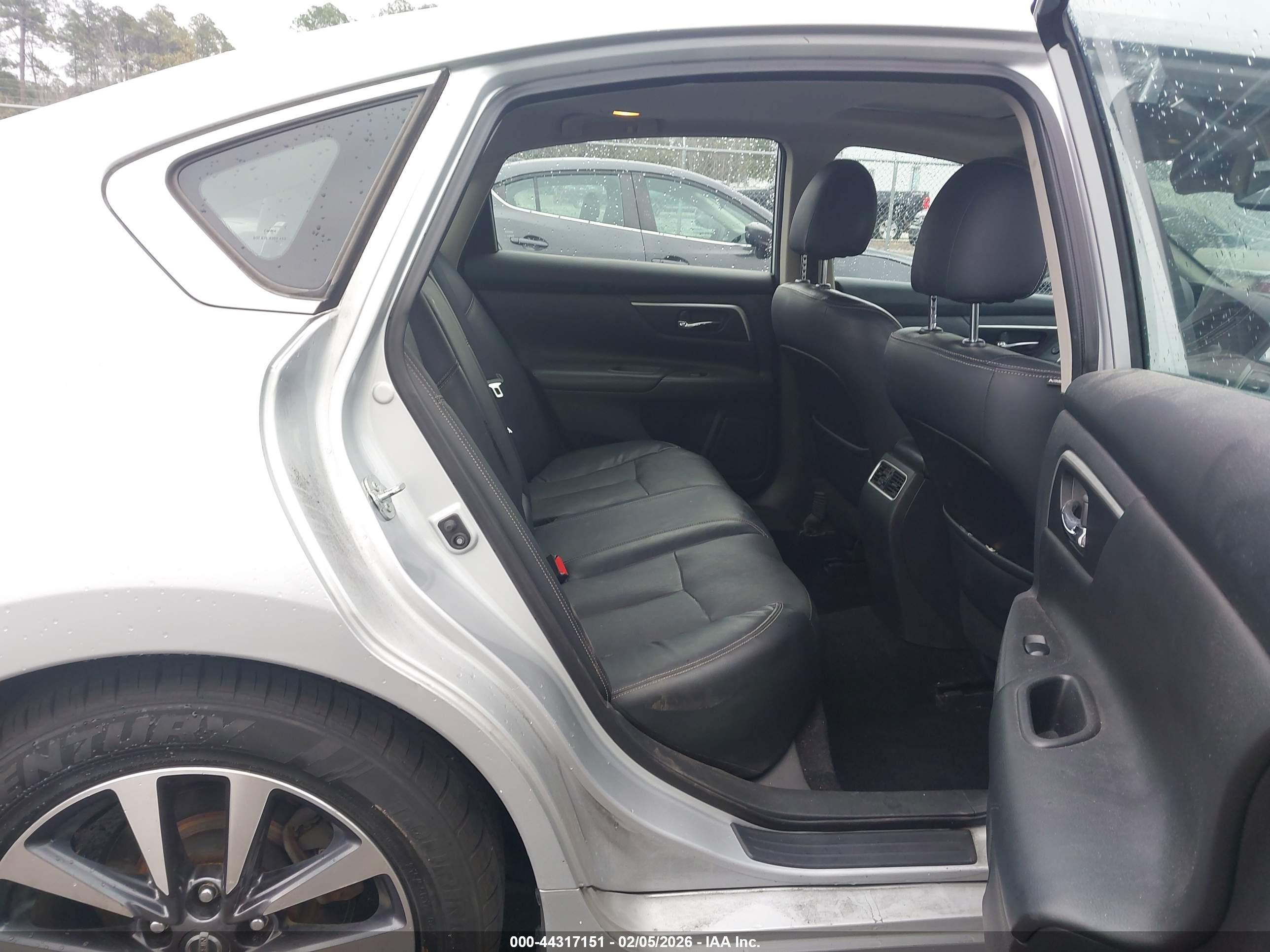 NISSAN ALTIMA image 8