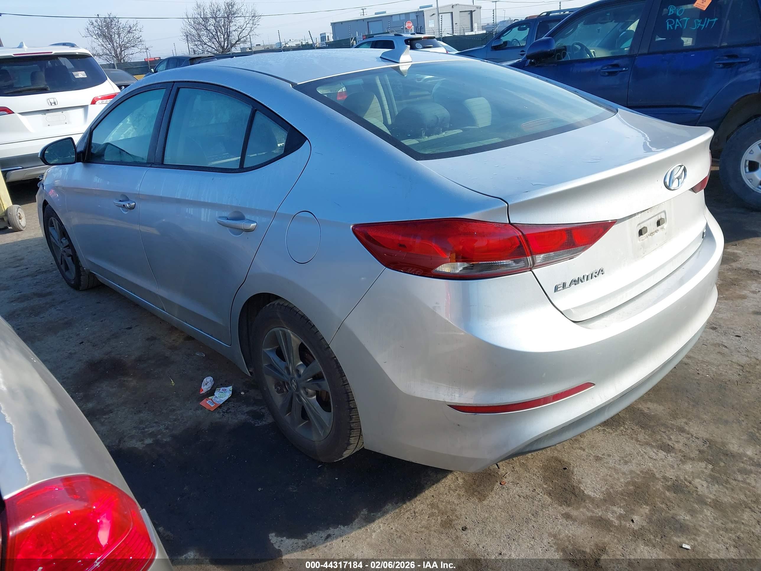 HYUNDAI ELANTRA image 3