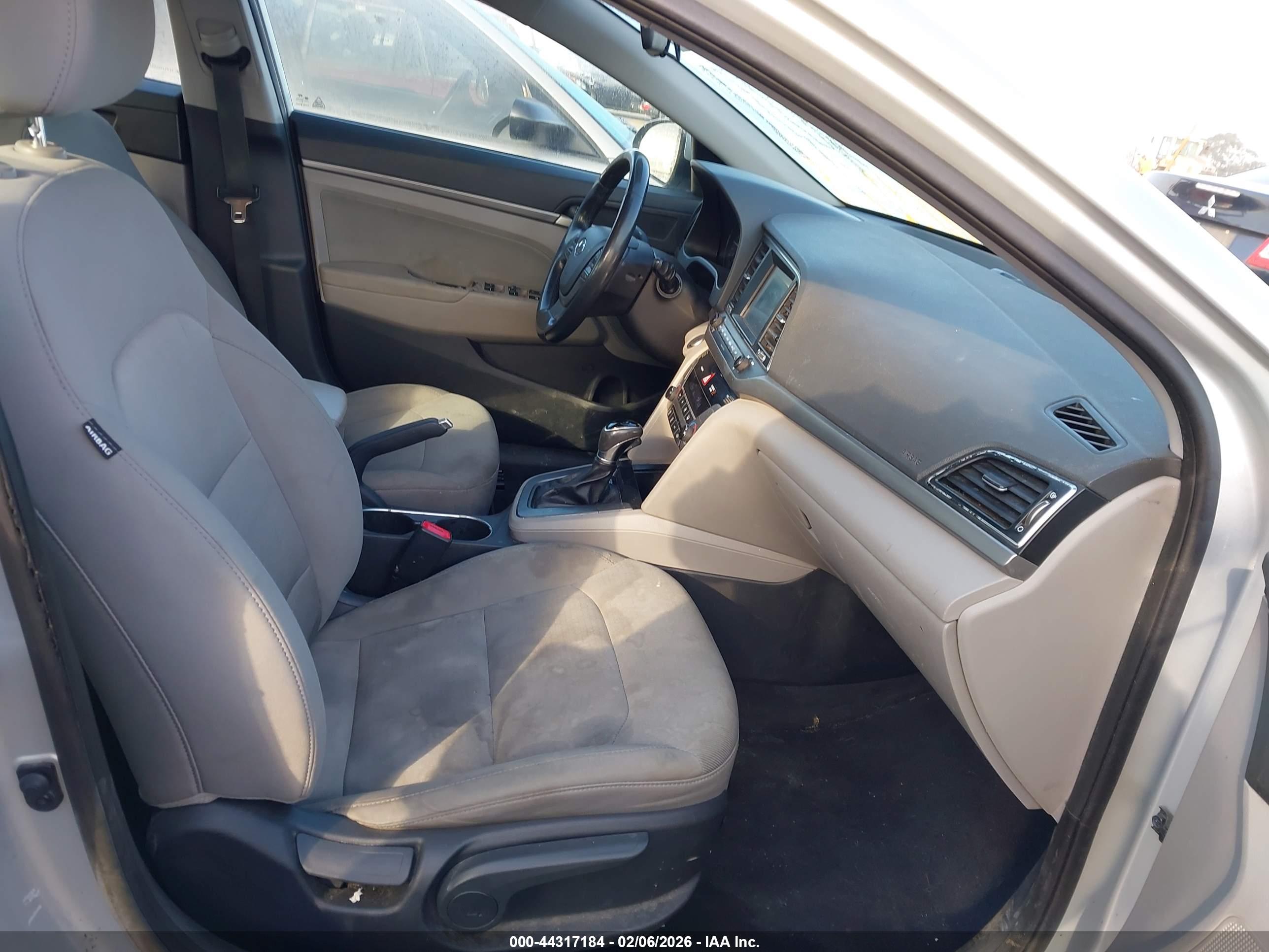 HYUNDAI ELANTRA image 5