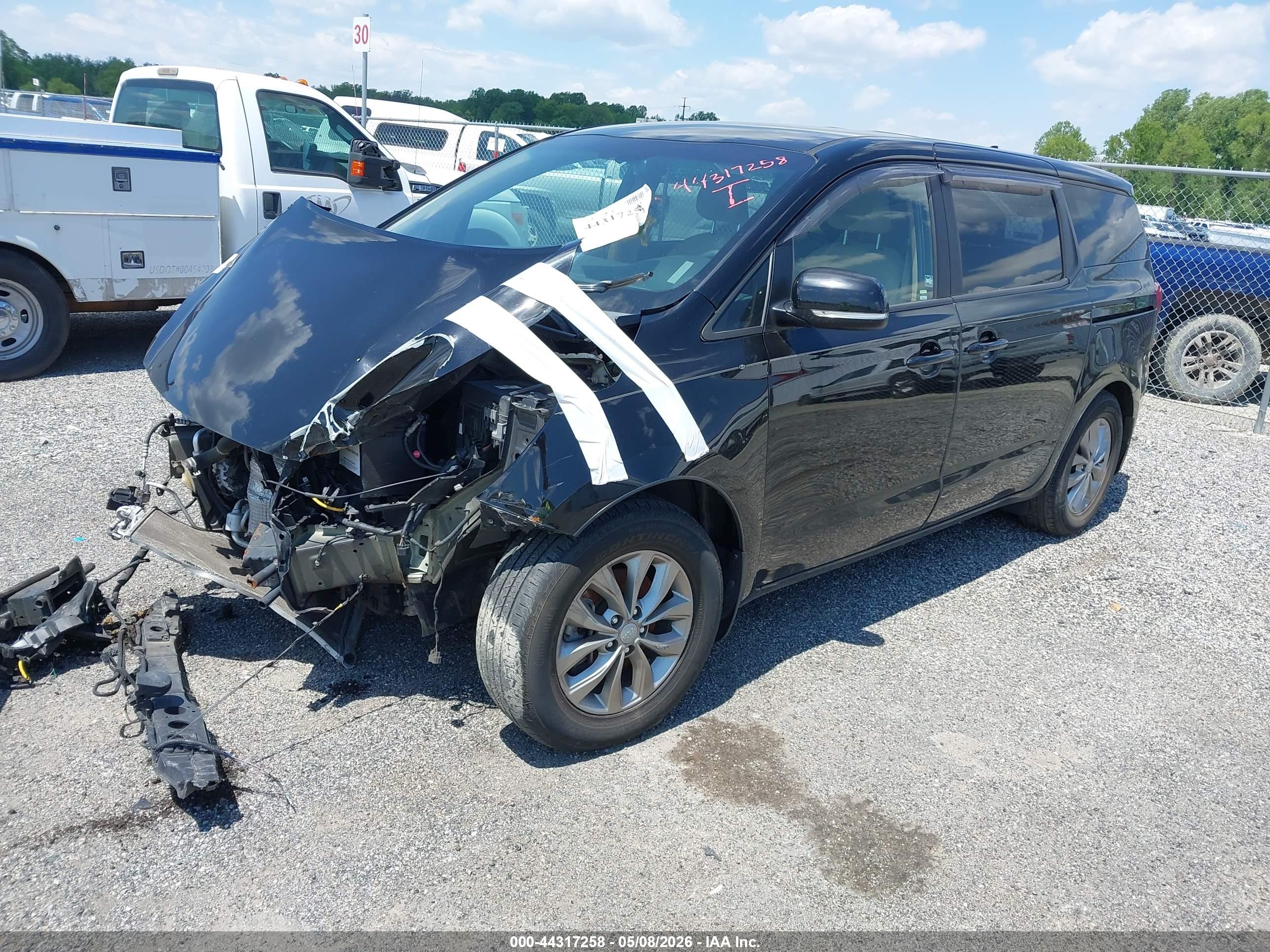 KIA SEDONA image 2