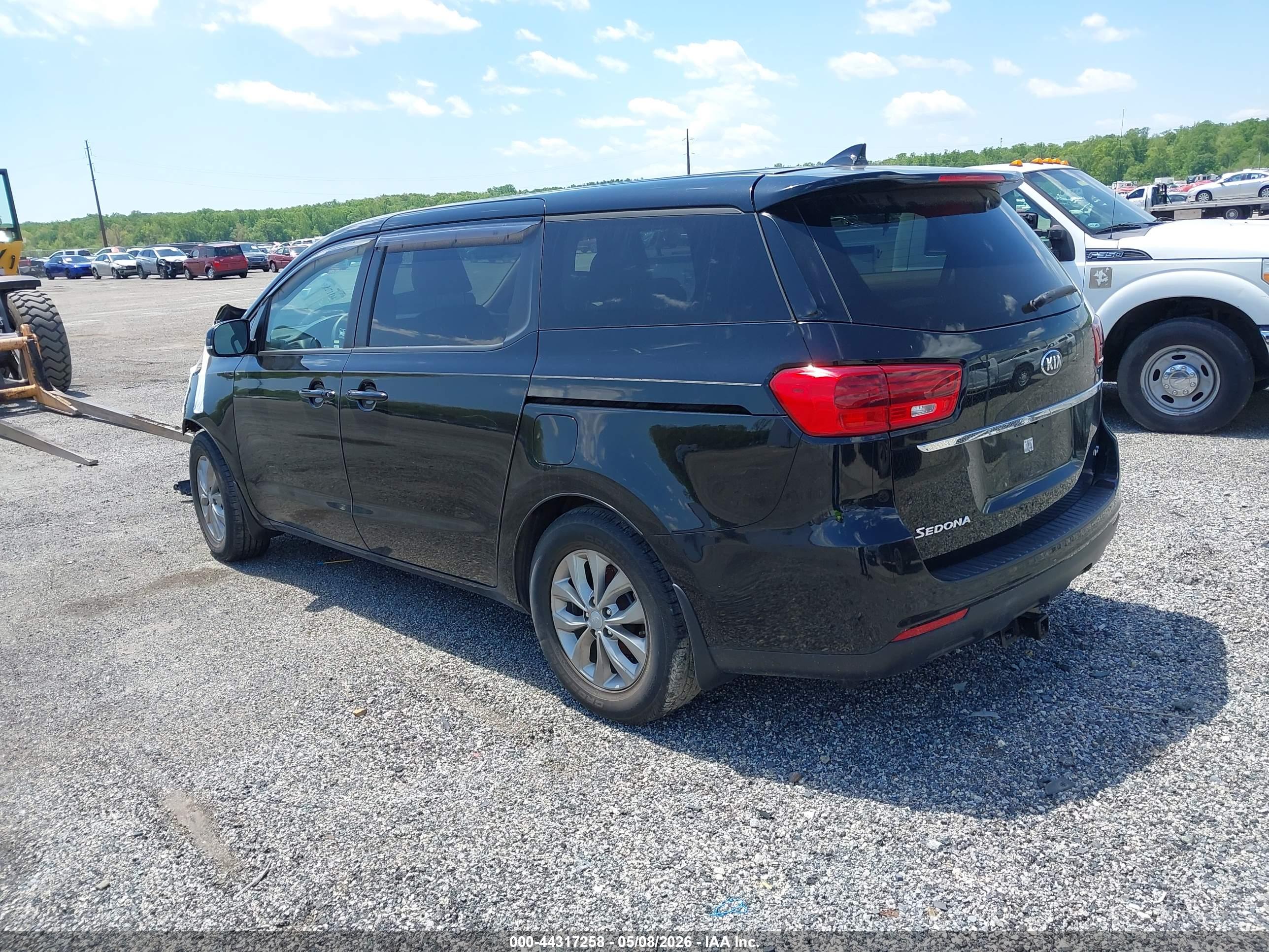 KIA SEDONA image 3