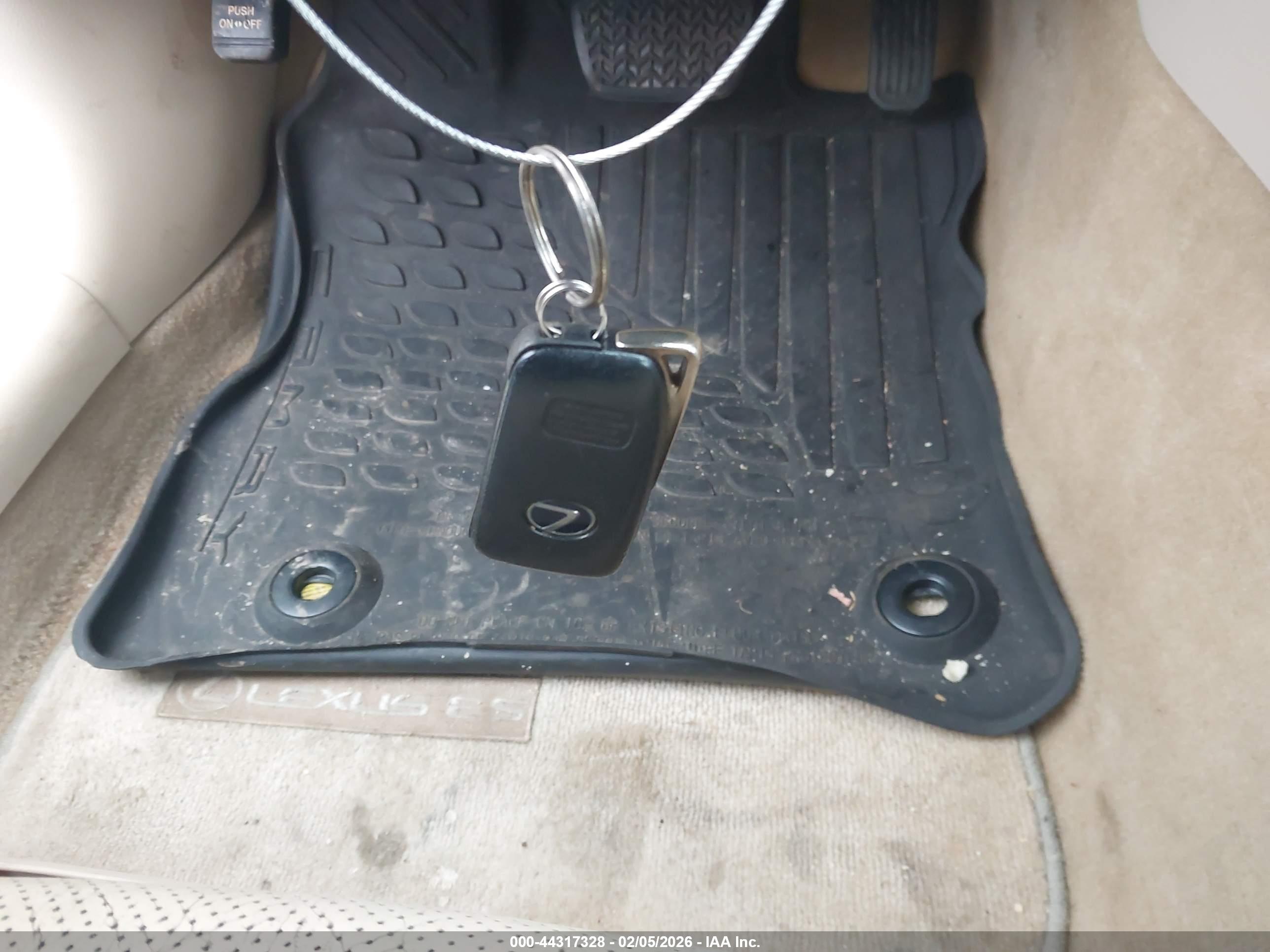 LEXUS ES image 11