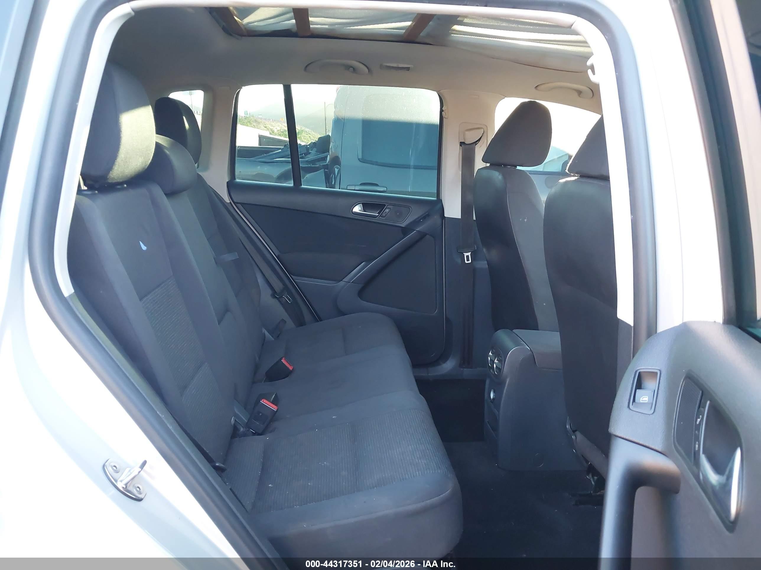 VOLKSWAGEN TIGUAN image 8