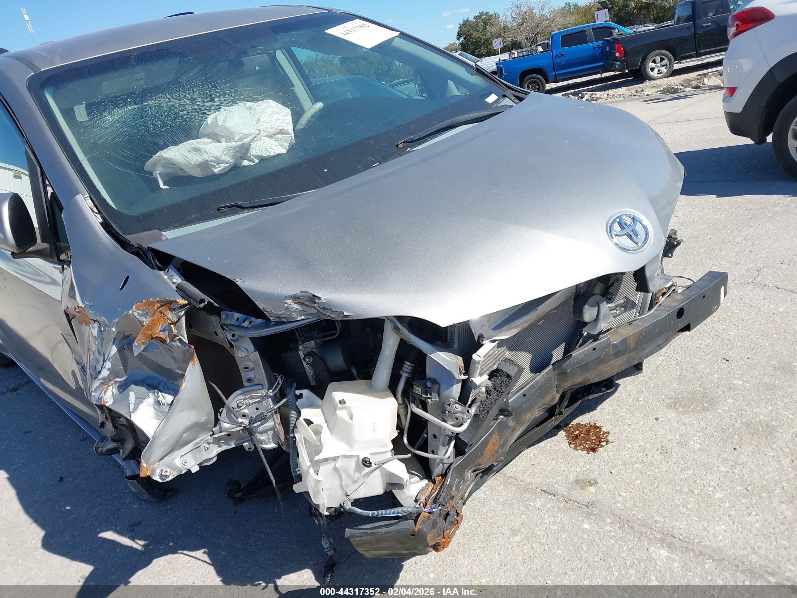TOYOTA SIENNA image 6