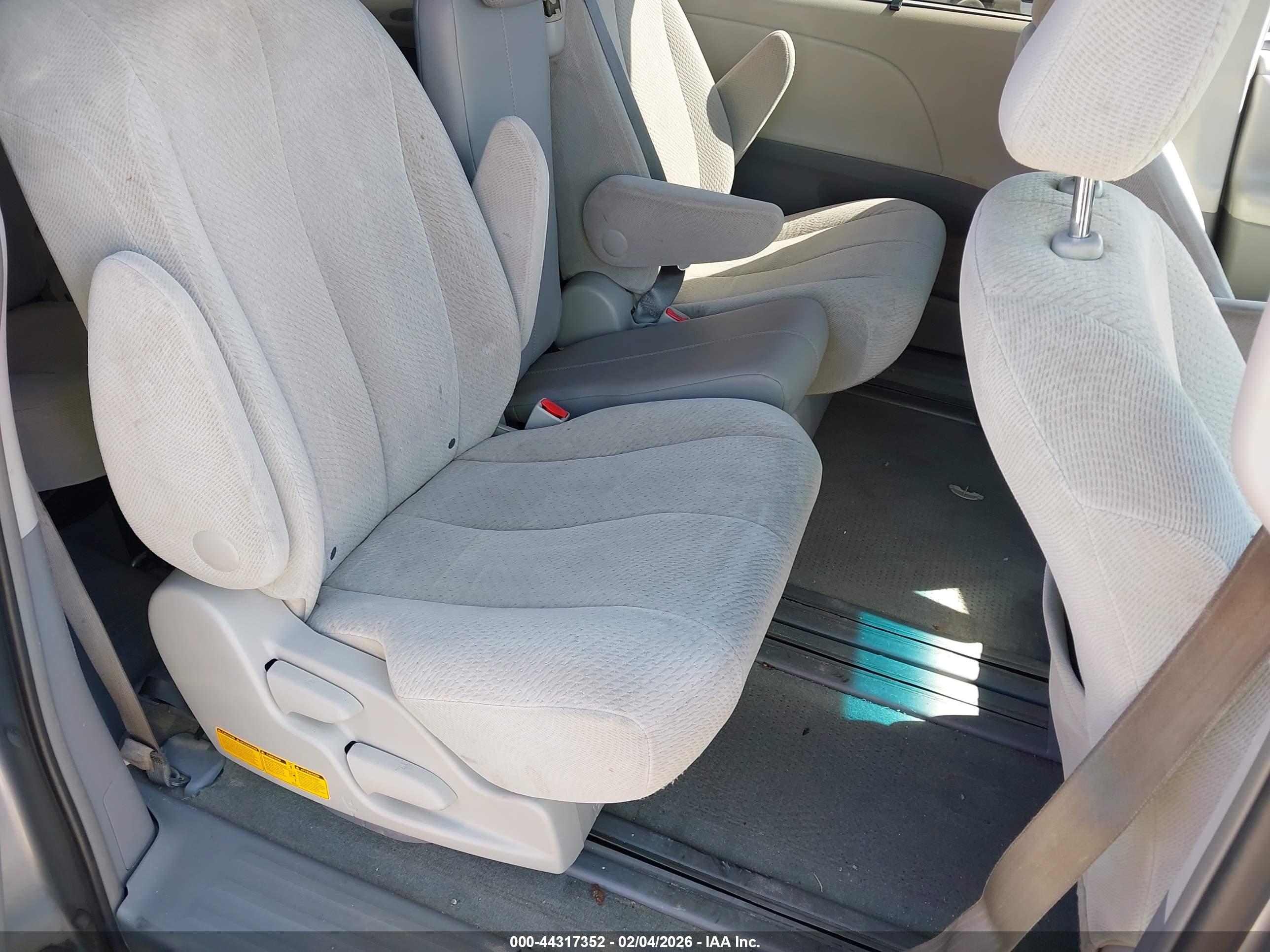 TOYOTA SIENNA image 8