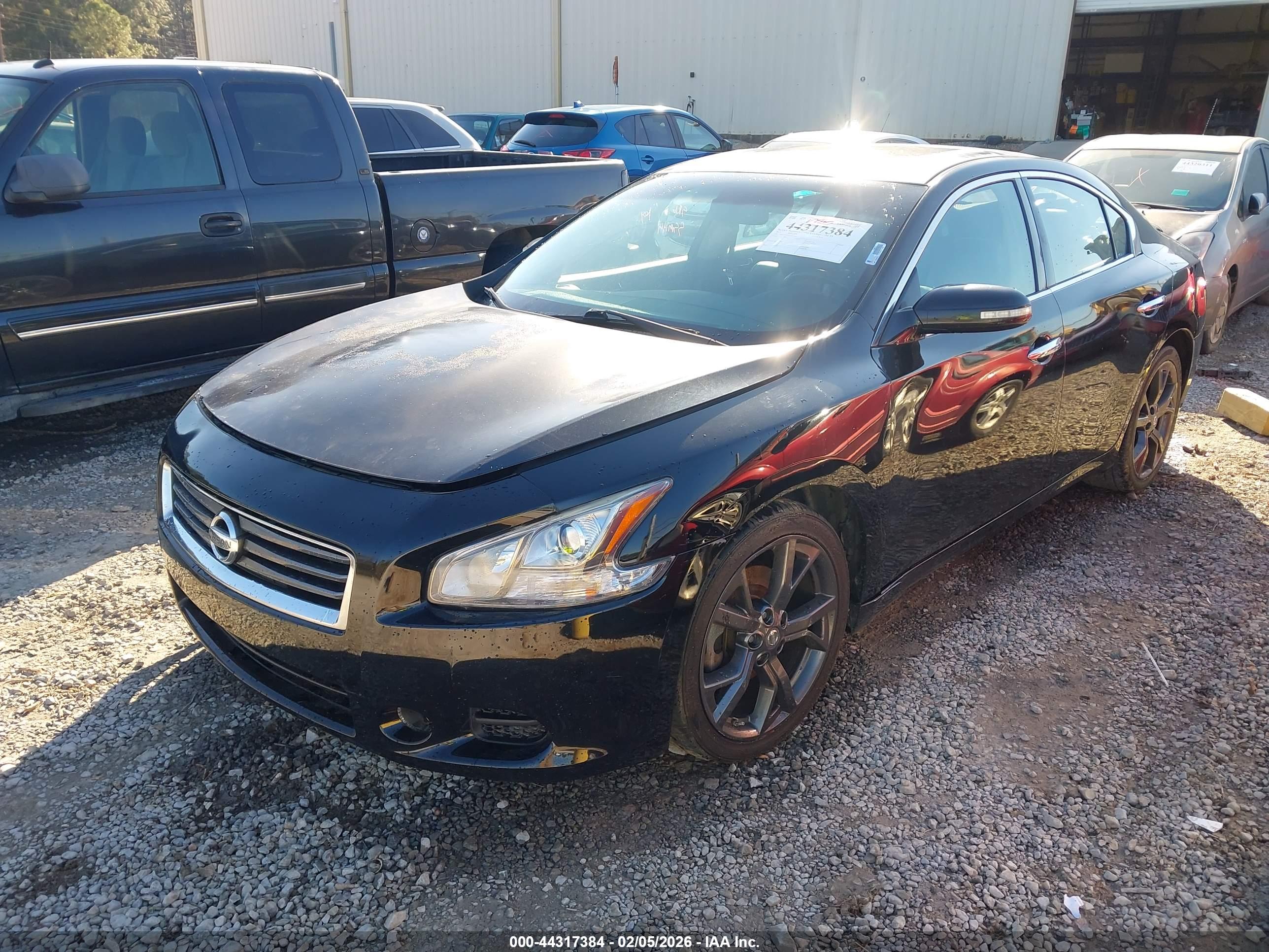 NISSAN MAXIMA image 2