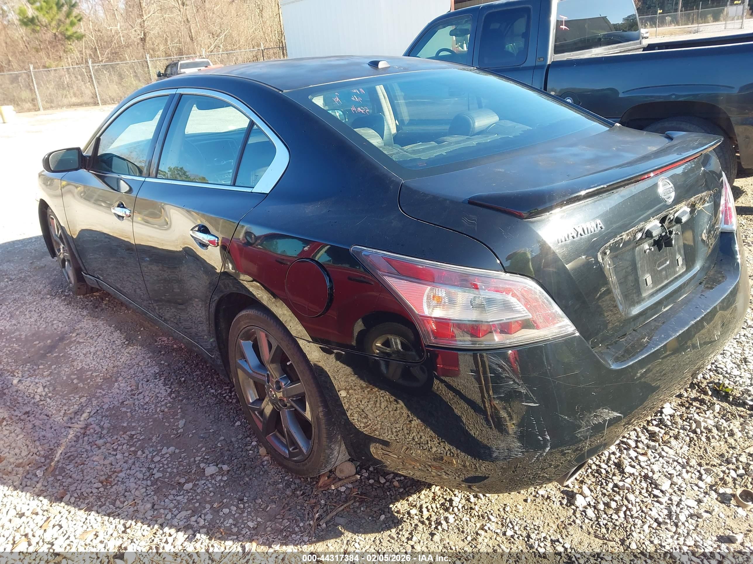 NISSAN MAXIMA image 3