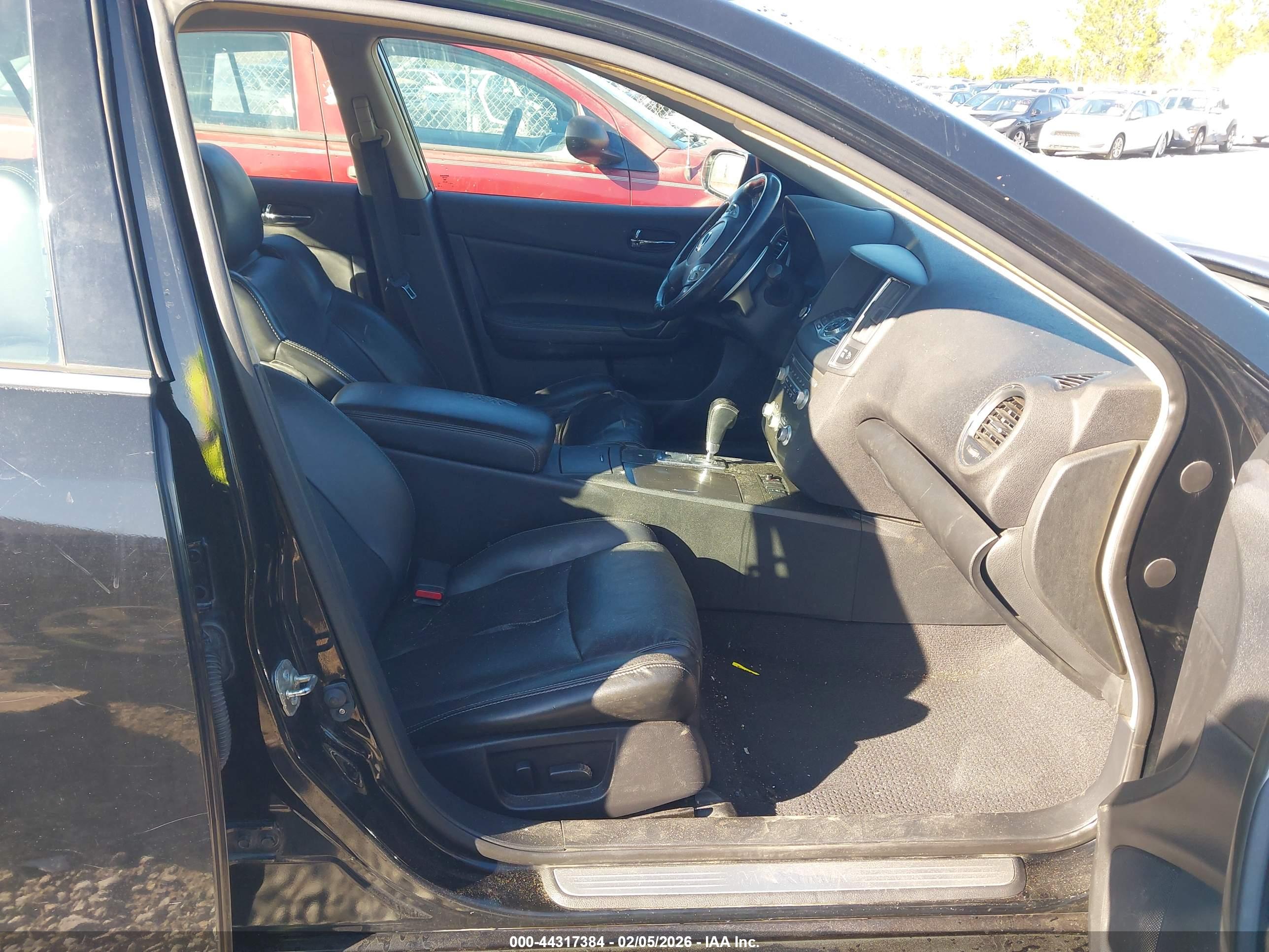 NISSAN MAXIMA image 5