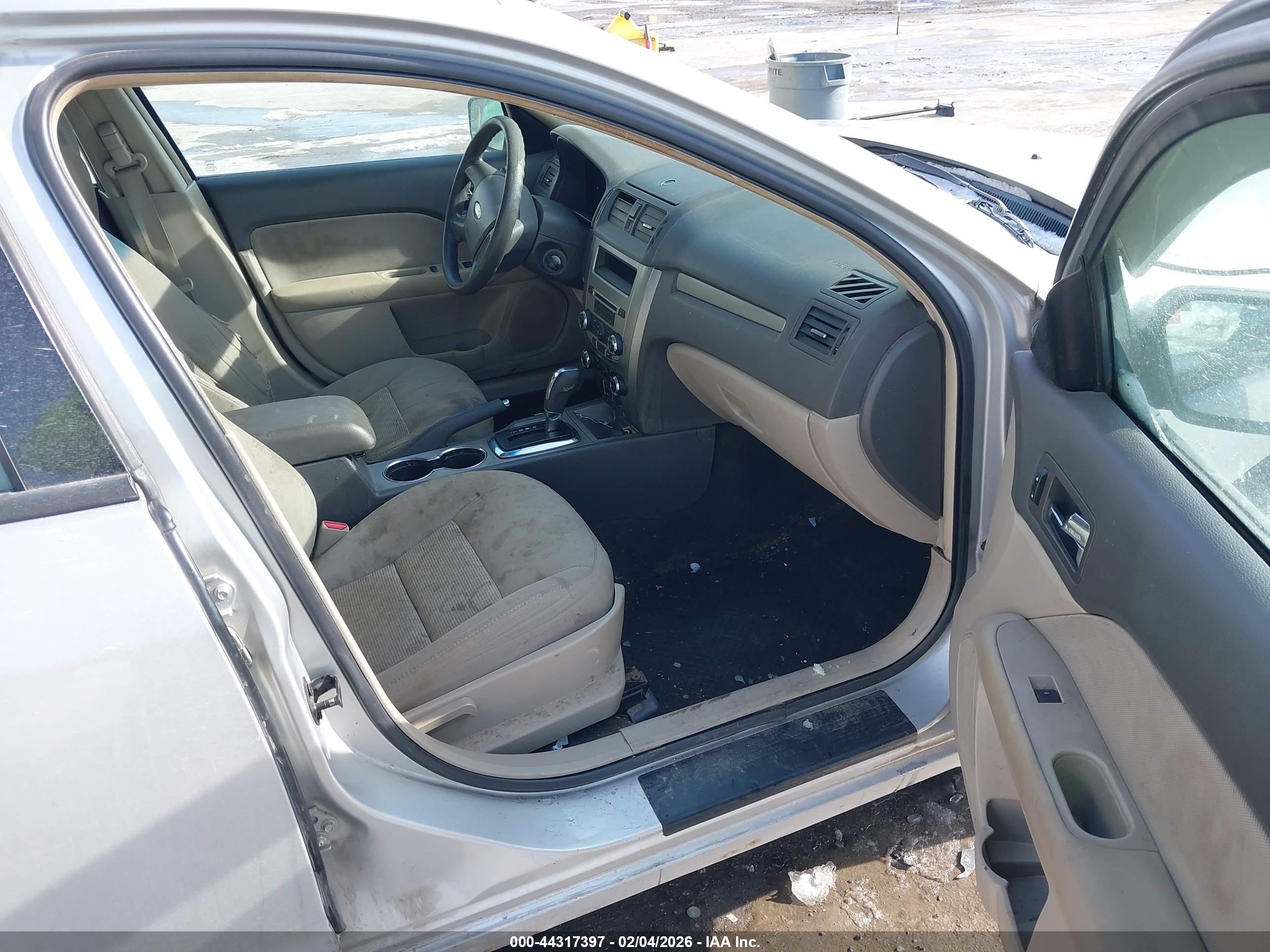 FORD FUSION image 5