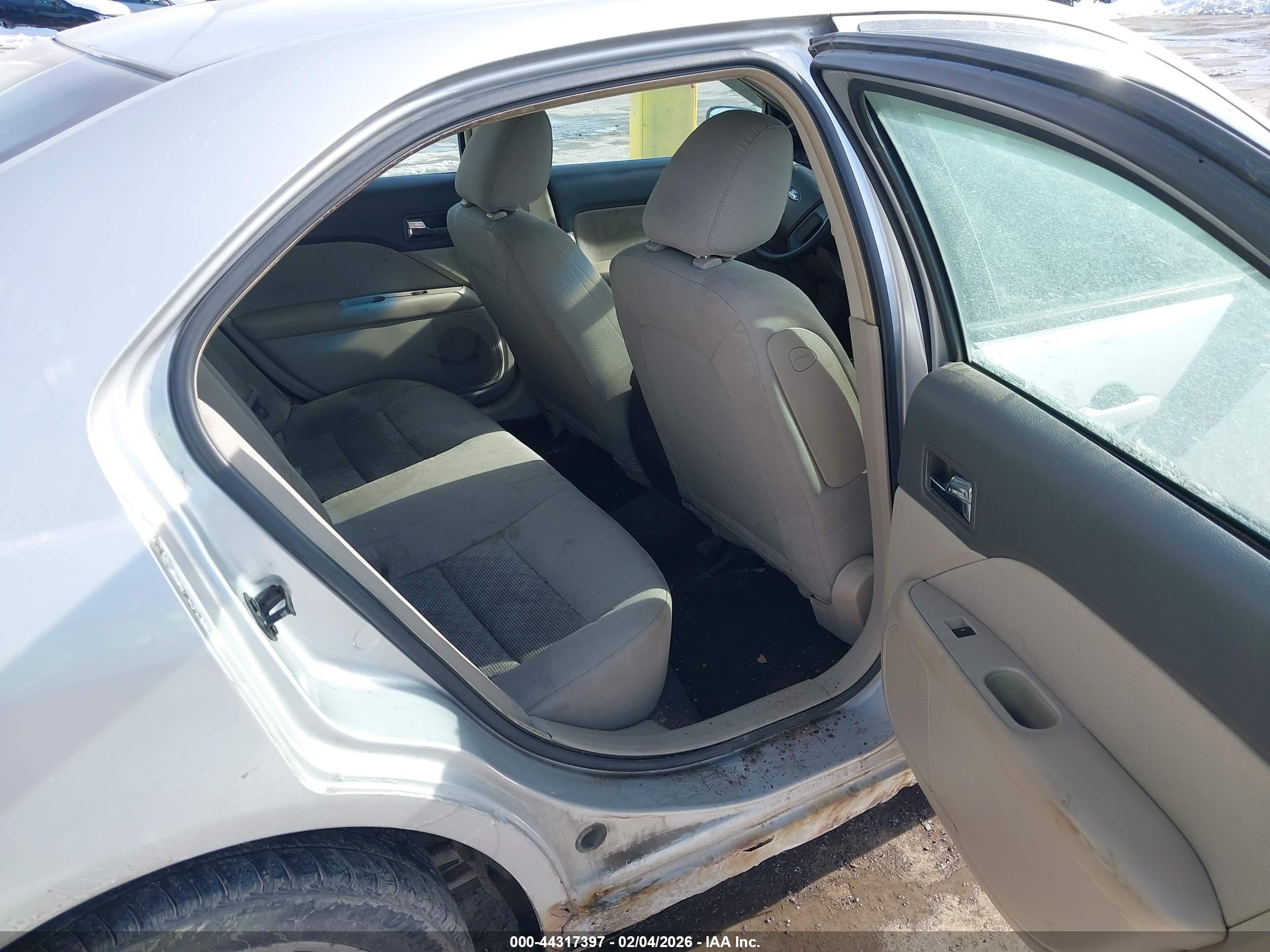 FORD FUSION image 8