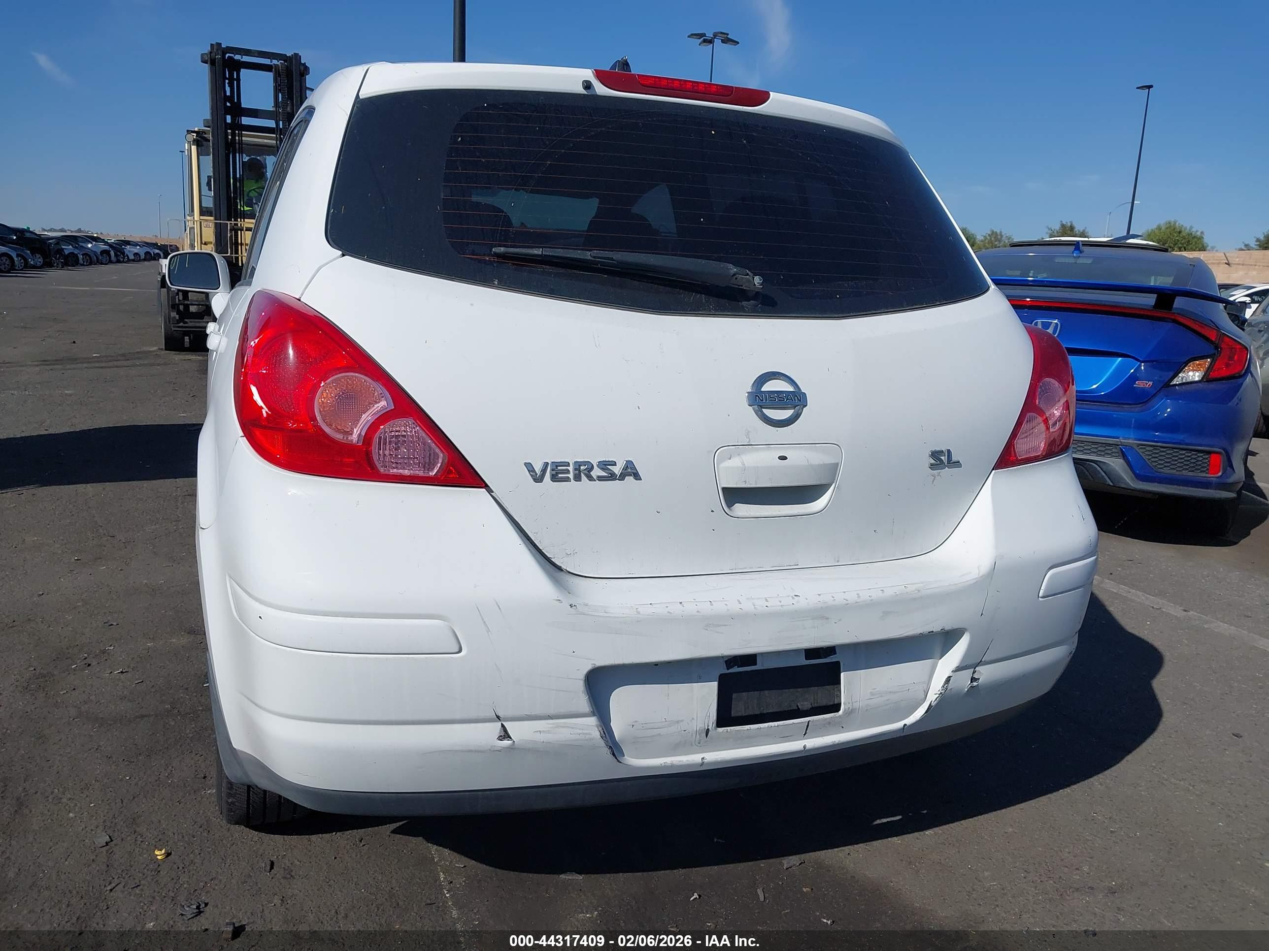 NISSAN VERSA image 6