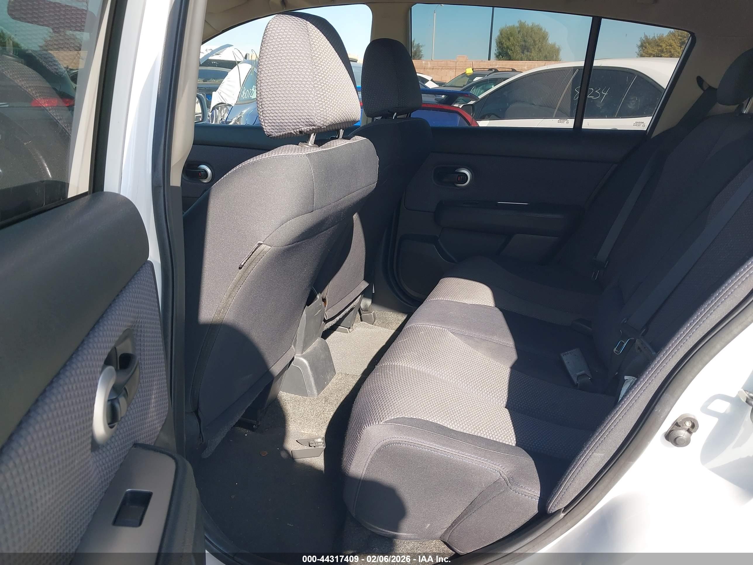 NISSAN VERSA image 8