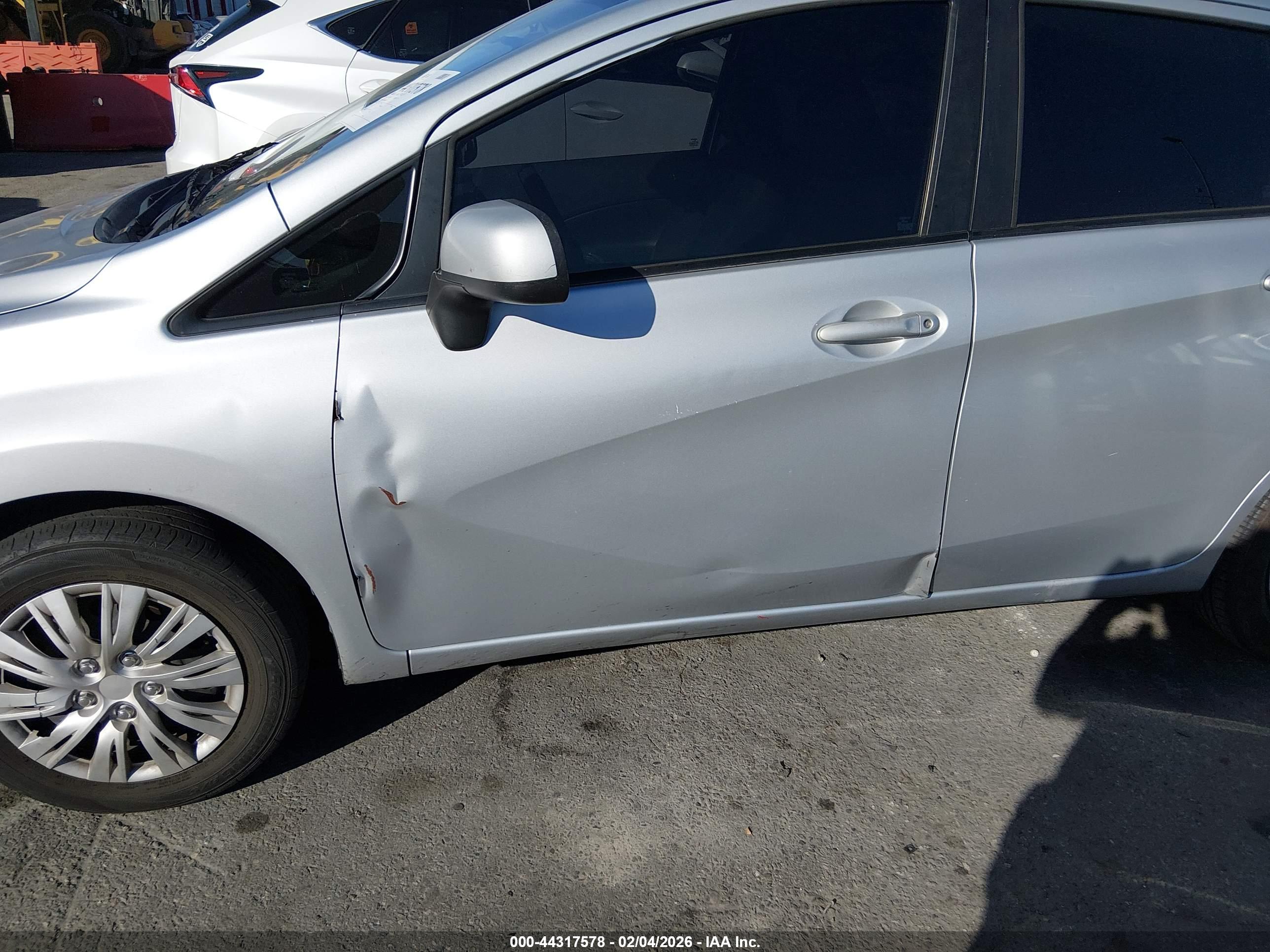 NISSAN VERSA image 6