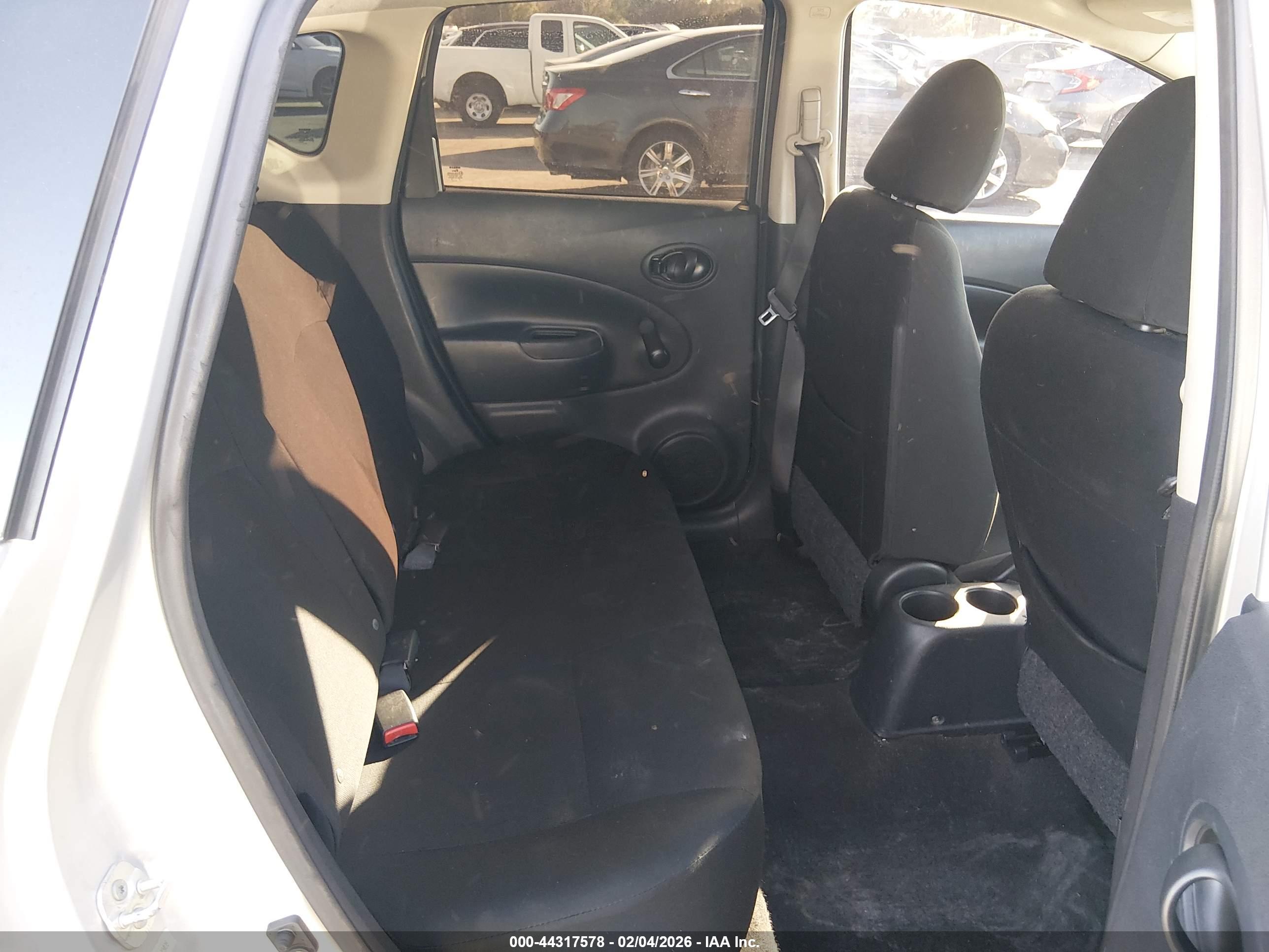 NISSAN VERSA image 8