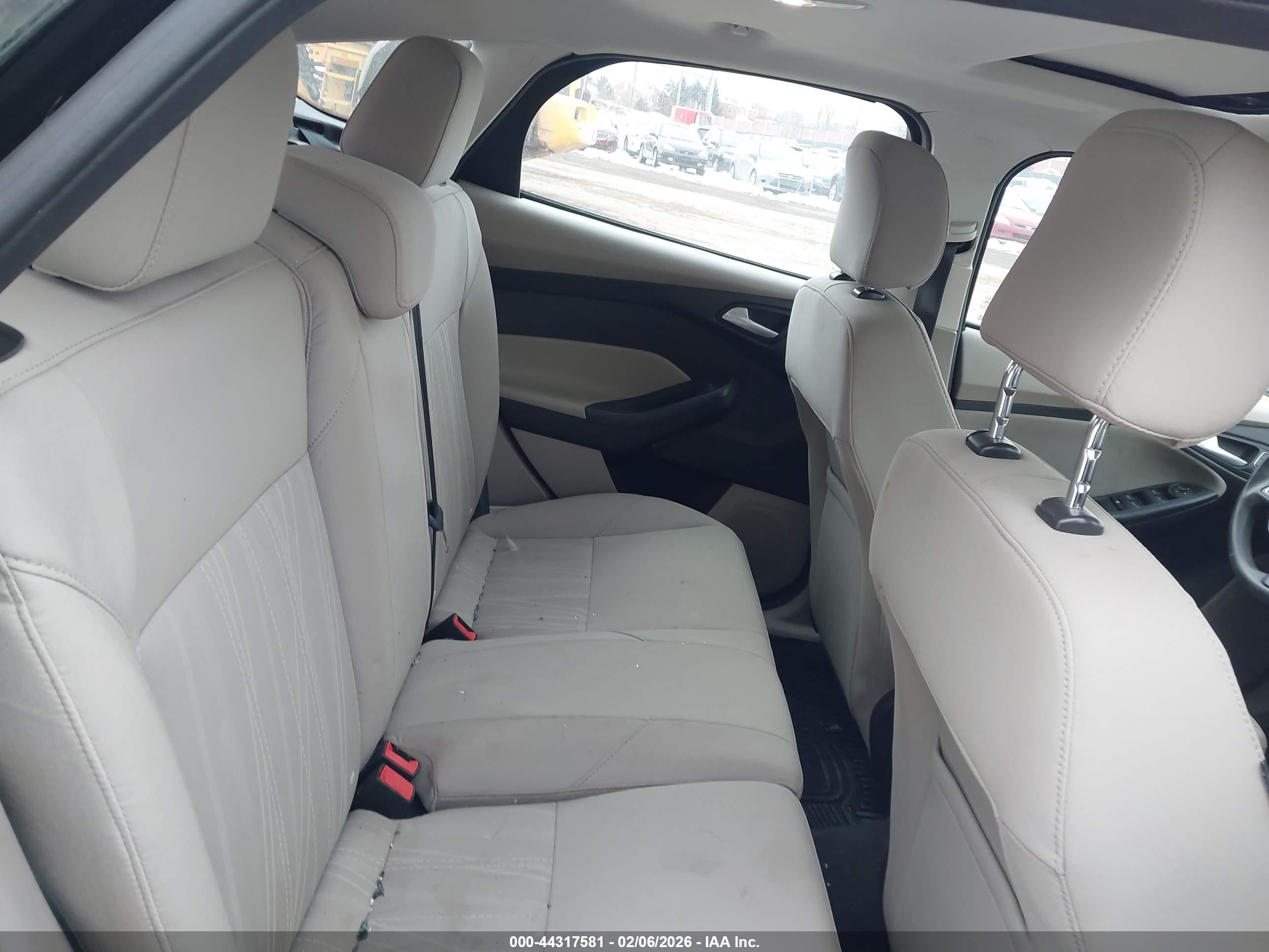 FORD FOCUS image 8