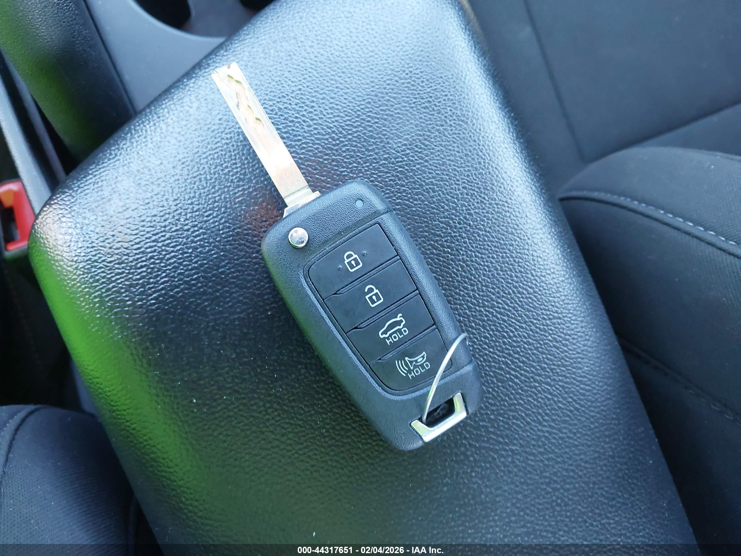 HYUNDAI ELANTRA image 11
