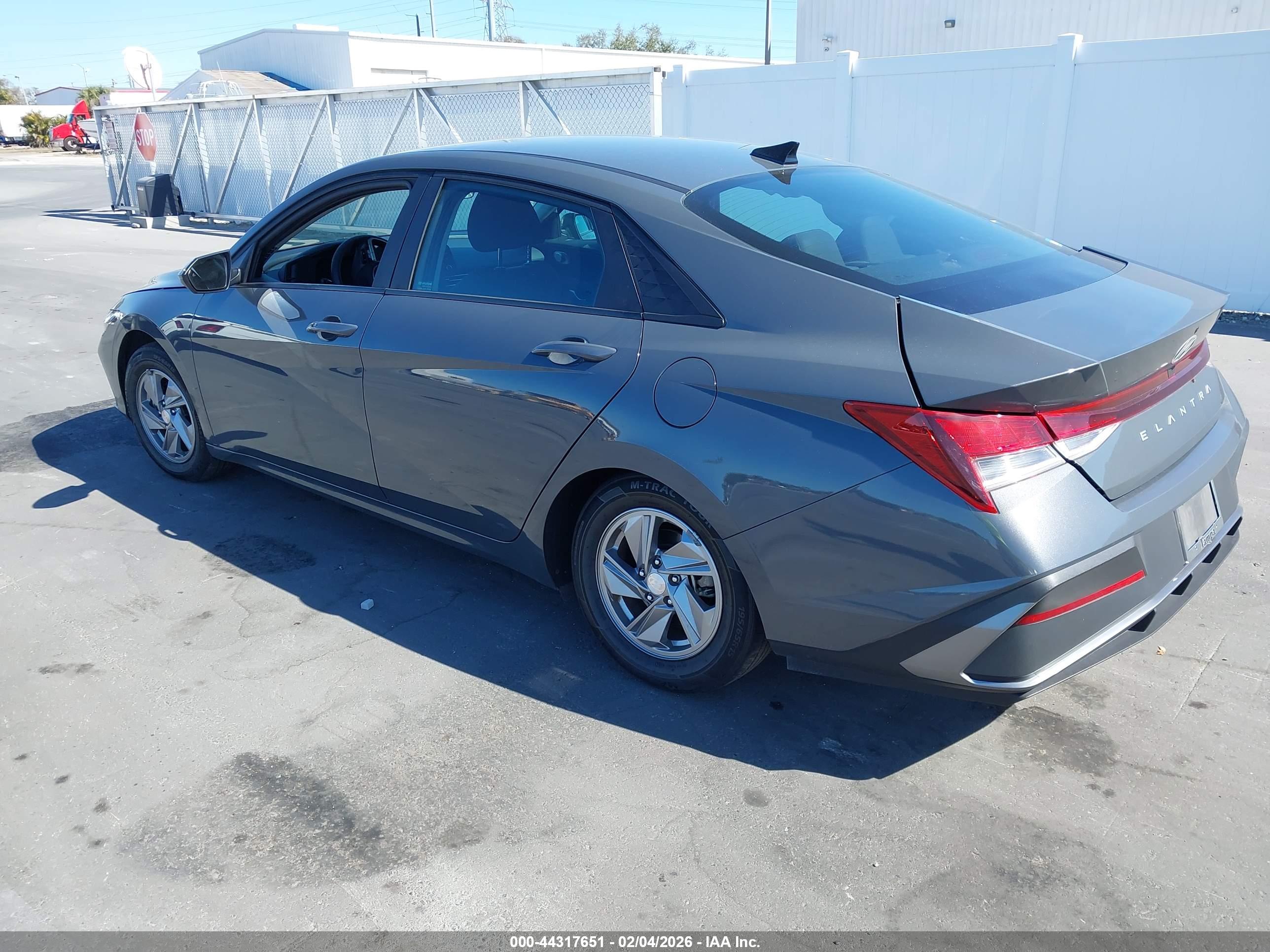 HYUNDAI ELANTRA image 3