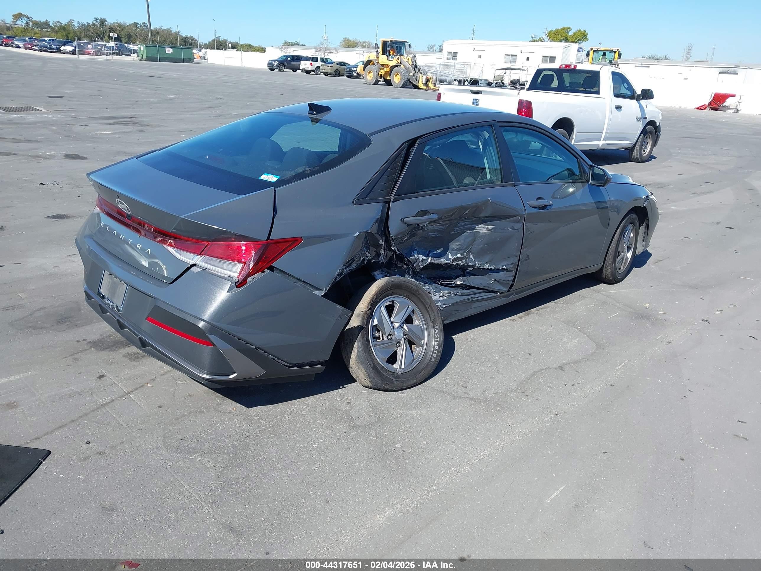 HYUNDAI ELANTRA image 4