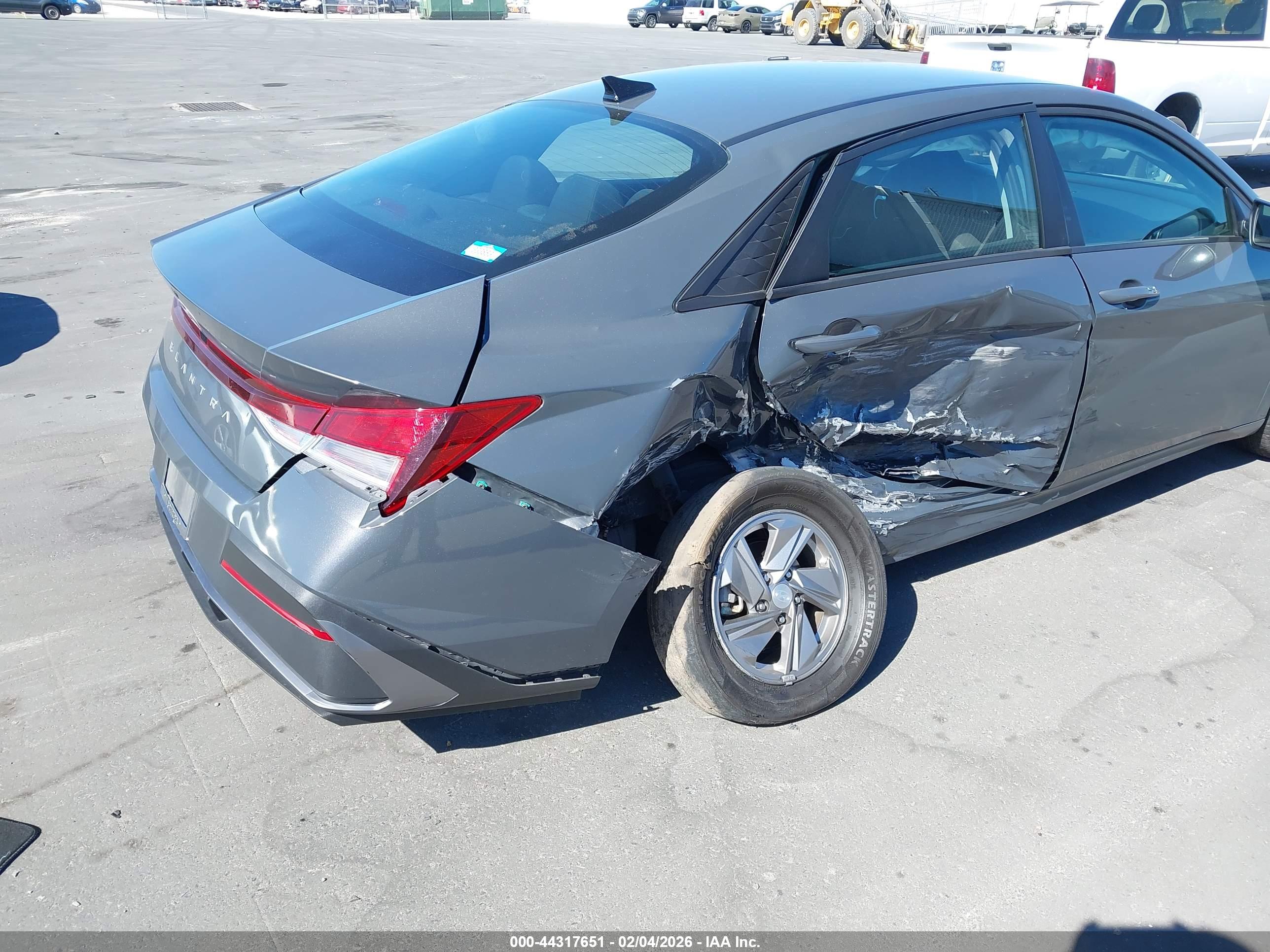 HYUNDAI ELANTRA image 6