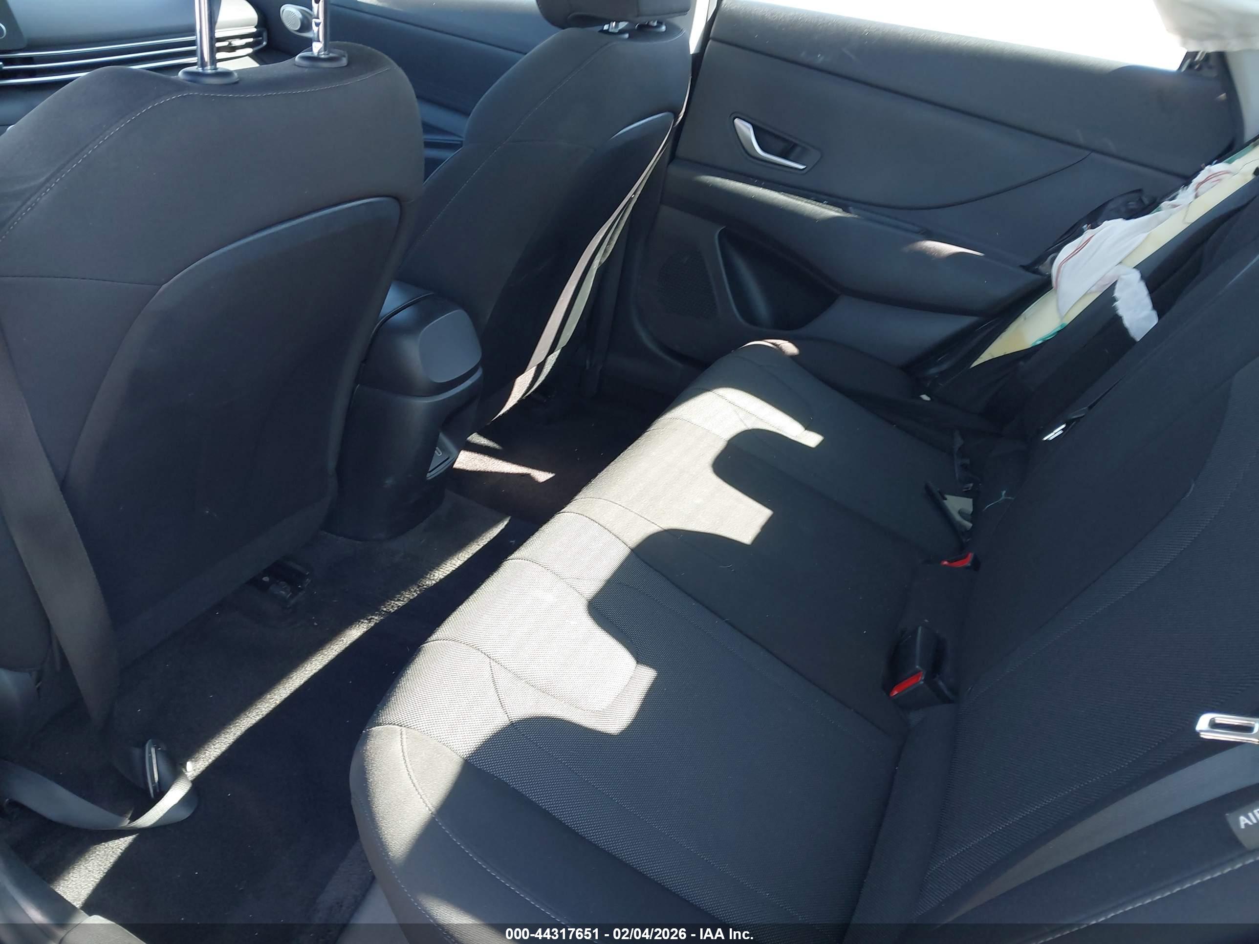 HYUNDAI ELANTRA image 8
