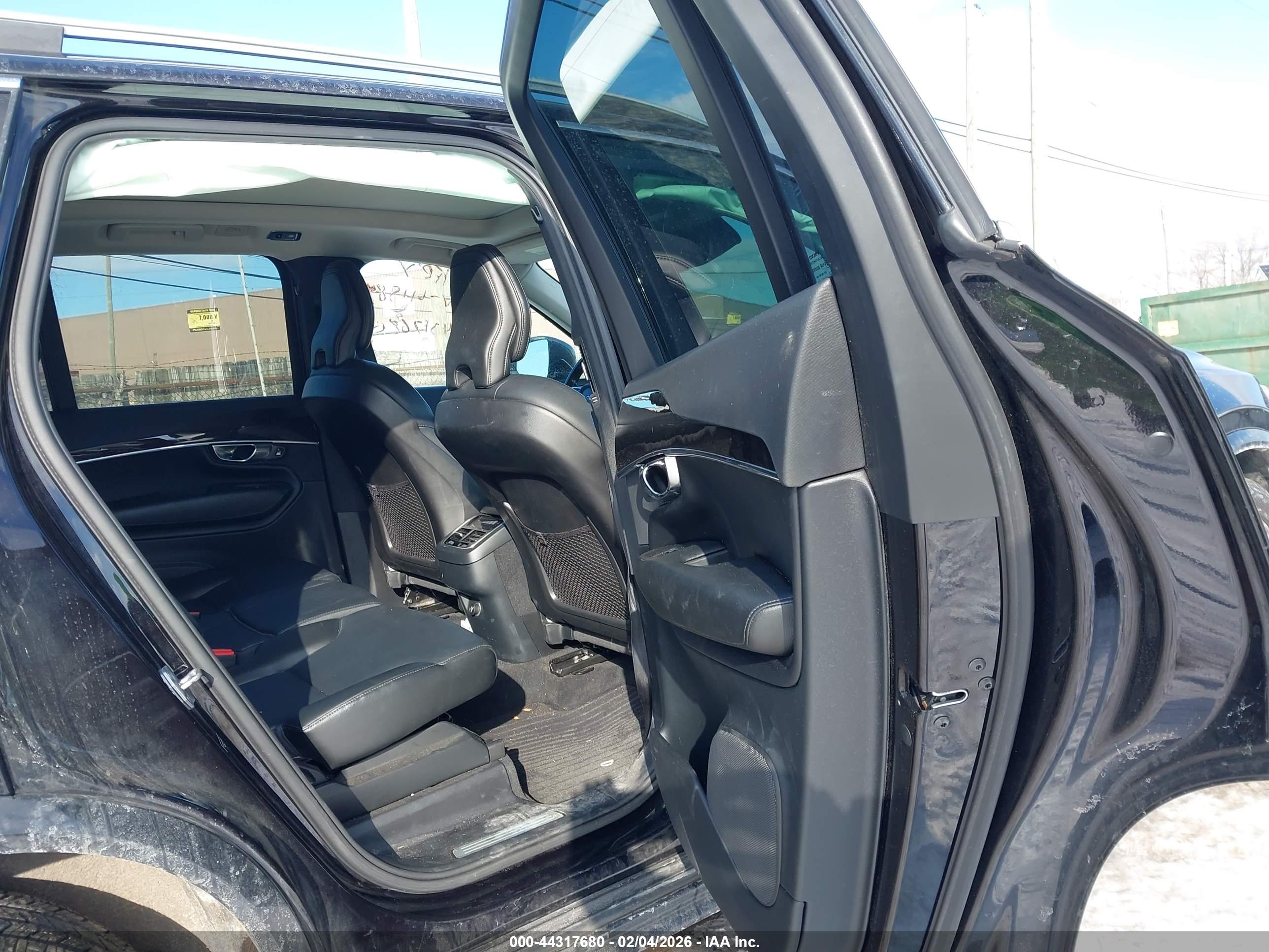 VOLVO XC90 image 8