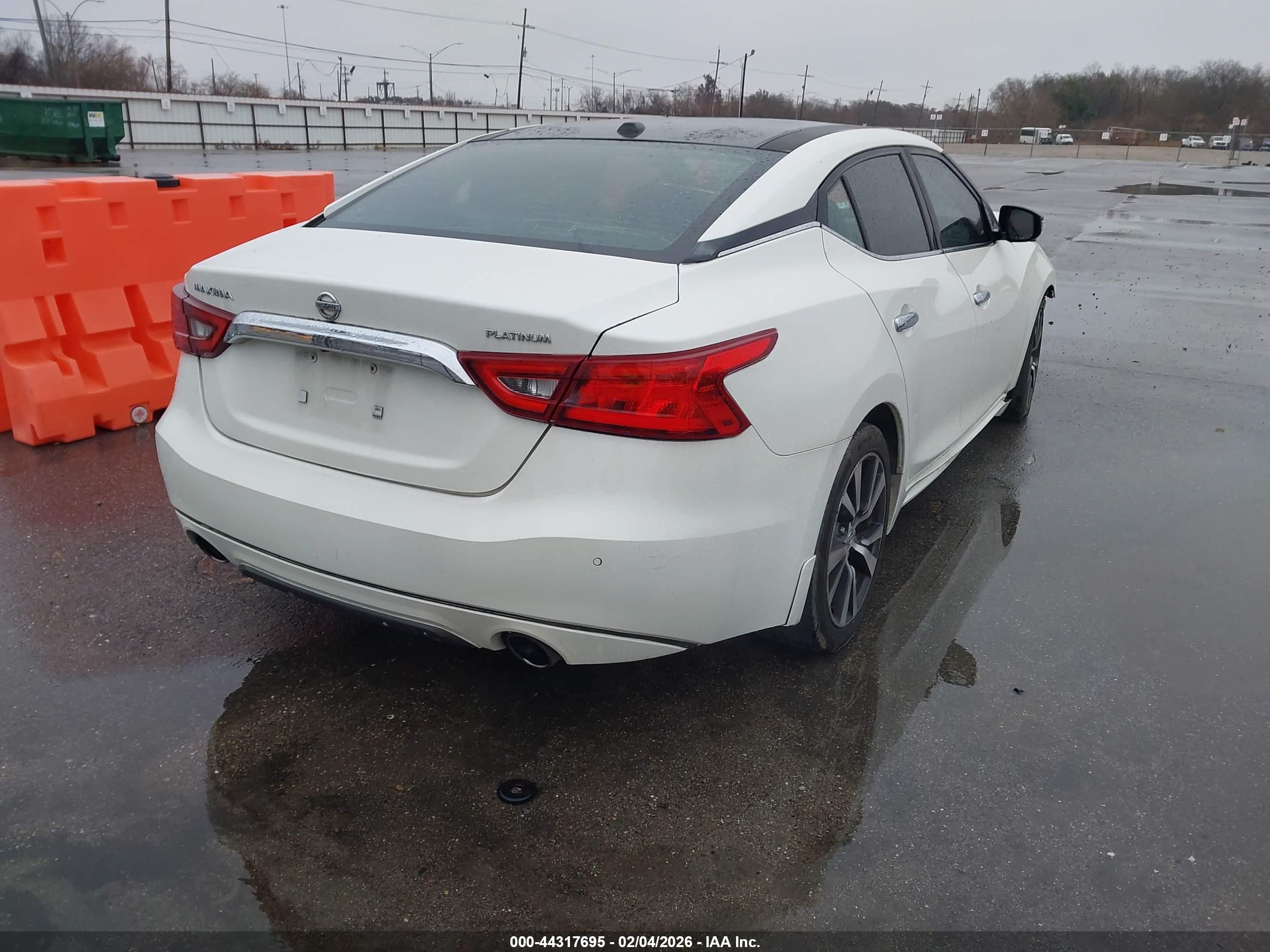 NISSAN MAXIMA image 4