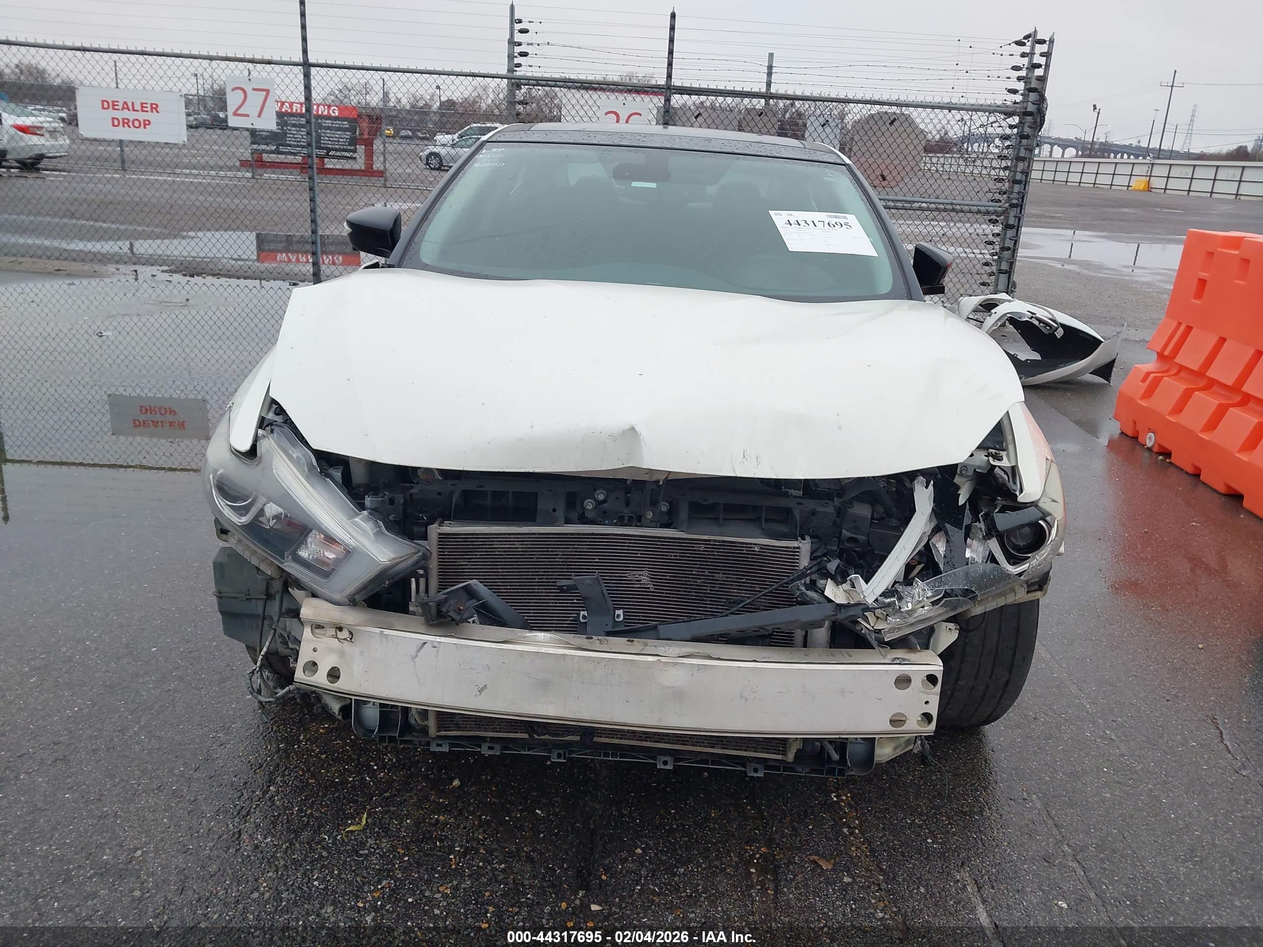 NISSAN MAXIMA image 6