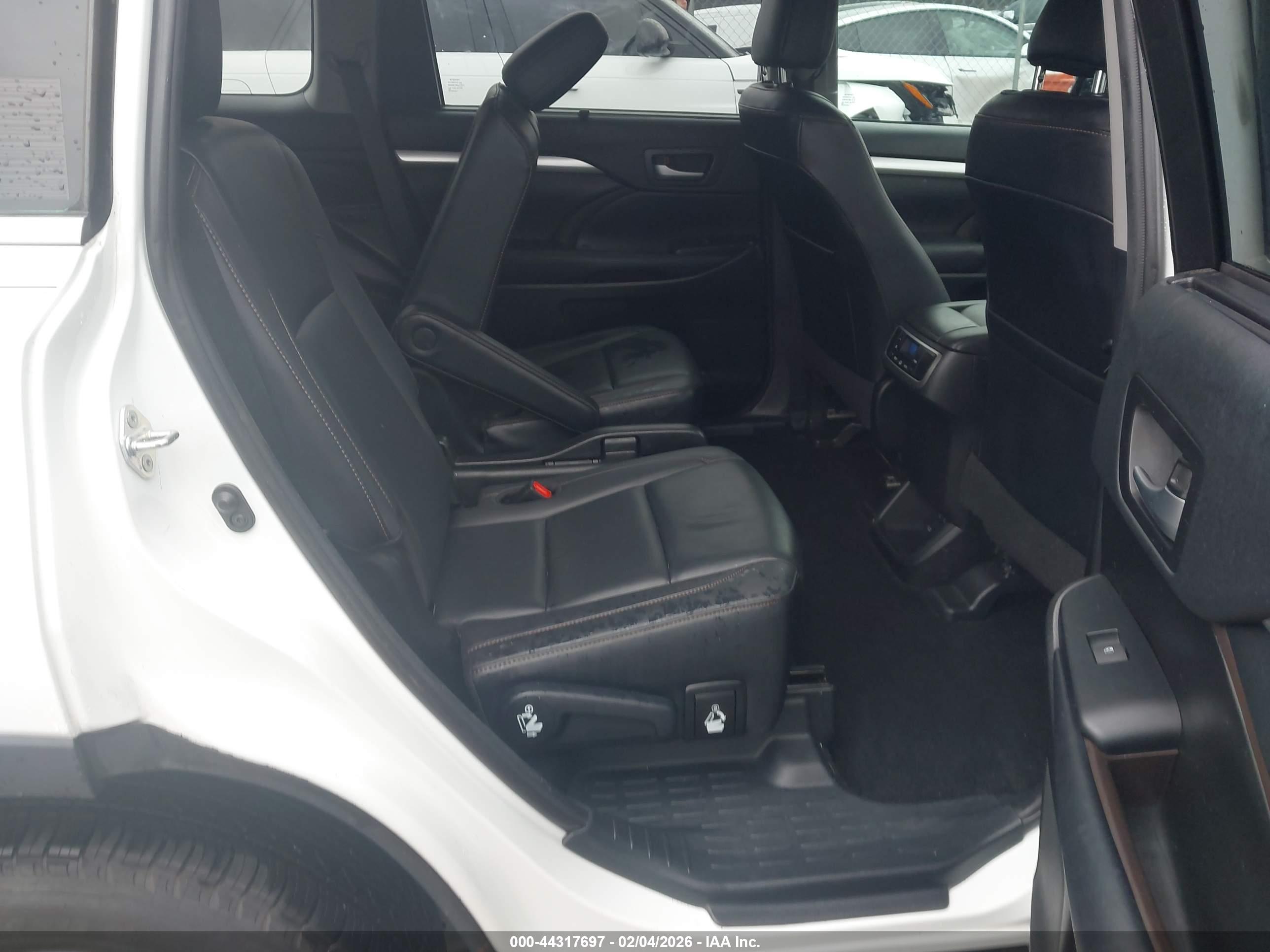 TOYOTA HIGHLANDER image 8