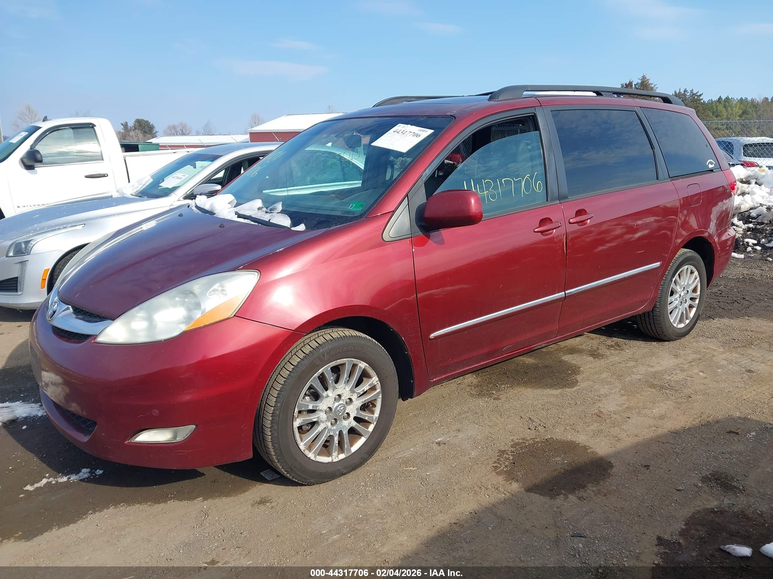 TOYOTA SIENNA image 2