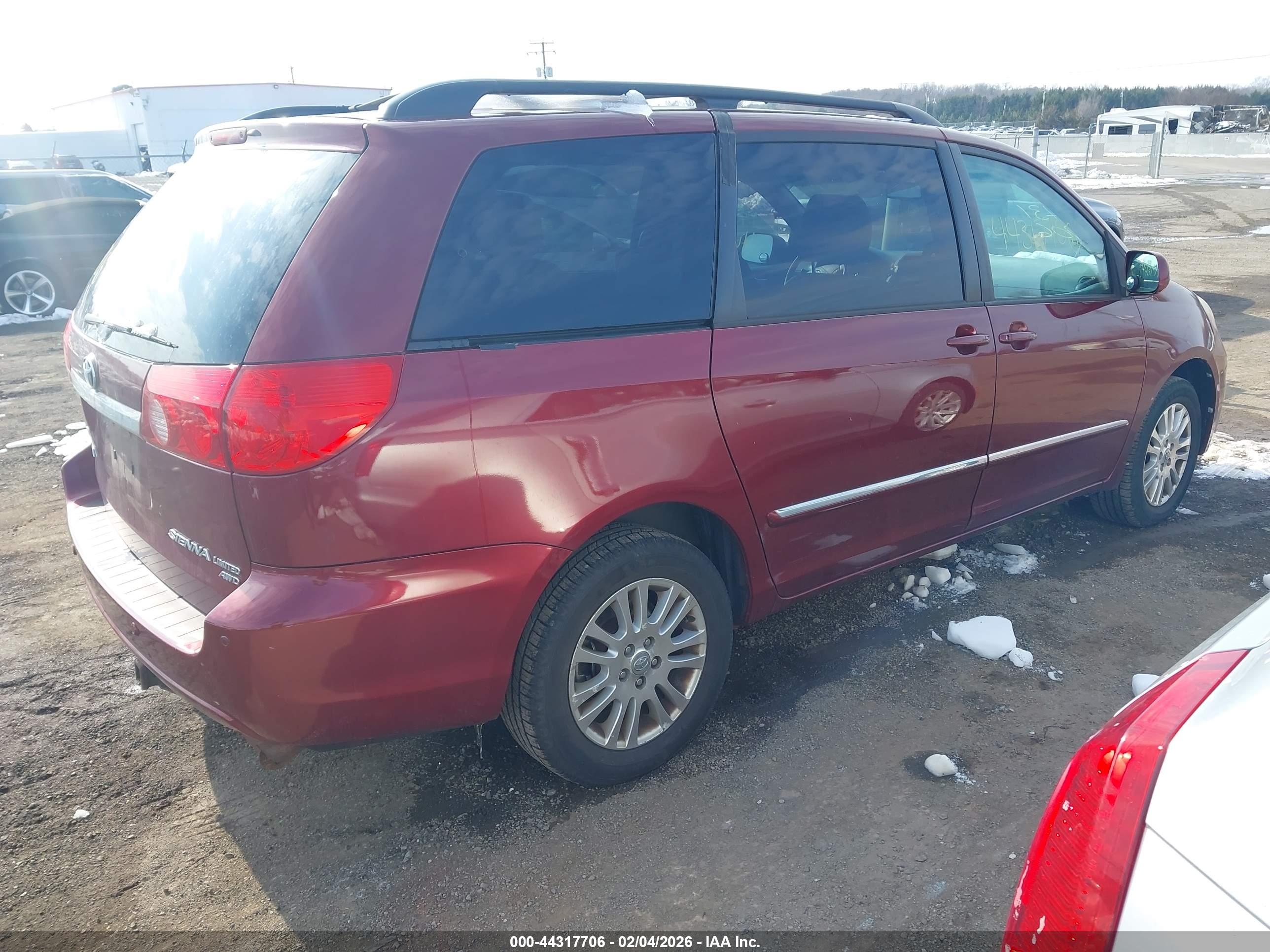 TOYOTA SIENNA image 4
